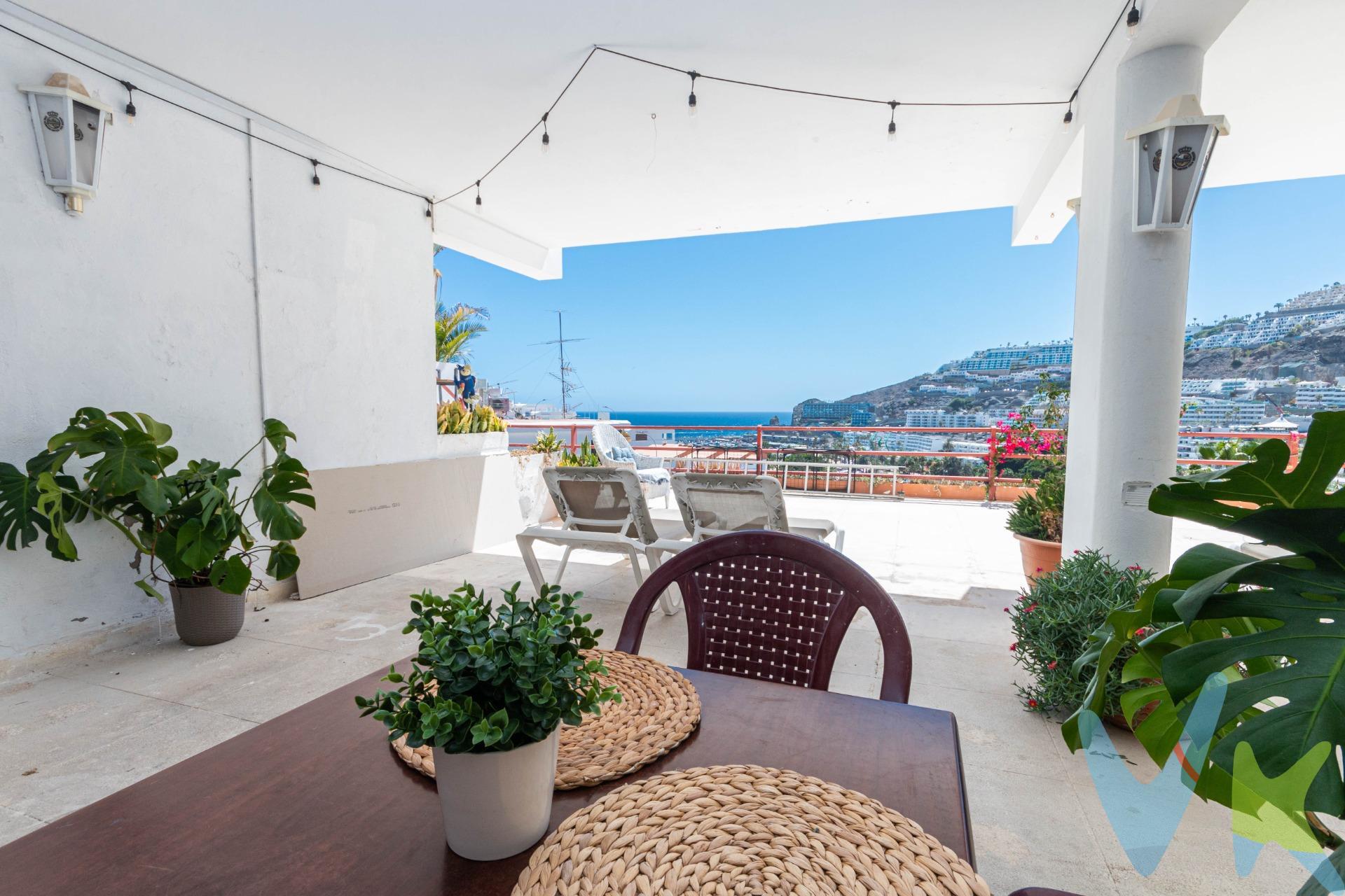 Presentamos este moderno estudio recientemente renovado, situado en una de las zonas más solicitadas de Puerto Rico, Gran Canaria. Con impresionantes vistas al mar desde la terraza, esta propiedad ofrece un estilo de vida moderno y exclusivo, en un entorno tranquilo ideal para quienes buscan confort y calidad de vida. El apartamento está ubicado en un complejo pequeño de 12 viviendas actualmente con licencia para vivienda vacacional (según la regulación actual, no transferible al comprador), lo que representa una excelente oportunidad de inversión como alquiler de temporada o de largo plazo. Terraza con vistas al mar: Disfrute de vistas panorámicas al océano desde su terraza privada, equipada con un comedor exterior ideal para cenas al aire libre. Además, el complejo dispone de una agradable terraza y espacios comunitarios tranquilos, perfectos para relajarse y disfrutar del entorno. Piscina comunitaria: La propiedad cuenta con una piscina comunitaria con hamacas, a solo unos pasos, perfecta para el ocio y la relajación. Ubicación excelente: A tan solo 5 minutos a pie del Centro Comercial Puerto Rico, con tiendas, restaurantes y entretenimiento. La playa está a solo 7 minutos caminando, proporcionando acceso rápido a la costa. El estudio ha sido diseñado para ofrecer total comodidad y confort, aprovechando al máximo cada espacio con un estilo moderno y funcional. Está completamente equipado y se vende con todas las comodidades, incluyendo aire acondicionado, Wi-Fi, televisión inteligente, freidora de aire, lavadora, ducha y tumbonas para su confort. Además, hay aparcamiento gratuito en la calle disponible. Este estudio es perfecto tanto para quienes buscan una segunda residencia como para quienes desean una rentable inversión en una de las zonas con mayor demanda. No pierda la oportunidad de adquirir esta propiedad única en Puerto Rico, Gran Canaria. Contáctenos hoy mismo para más información y agendar una visita. *Visitas a la propiedad*: Todos los interesados en ver la propiedad deberán presentar un documento de identificación válido, como DNI, NIE o pasaporte, antes de la visita. Además, se requerirá que firmen una hoja de visita al ingresar a la propiedad. INFORMACION ADICIONAL:. - El uso de la propiedad estará siempre sujeto a la legislación vigente. - Información legal: La propiedad se vende como cuerpo cierto. Es posible que el plano y sus medidas no sean exactos. El Precio de Venta al Público (PVP) no incluye gastos. Los impuestos y demás gastos derivados de la compraventa corresponden al comprador. El inmueble está sujeto al ITP (6,5% con carácter general). La base imponible será el mayor valor entre: 1) precio de venta, 2) tasación, 3) valor de referencia catastral. Gastos: Notaría y Registro entre el 0,3% y el 0,8% aproximadamente, según aranceles, y gestión documental. Financiación: Los gastos de hipoteca, bancarios y de tasación serán a cargo del comprador, según sus necesidades y elección. Los honorarios de la inmobiliaria serán asumidos por el vendedor. La operación y condiciones de compraventa están sujetas a la aceptación expresa del vendedor. Para más información y documentación legalmente exigible al consumidor, no dude en contactarnos. Anuncio sujeto a errores, cambios, omisiones y/o retirada del mercado sin previo aviso.