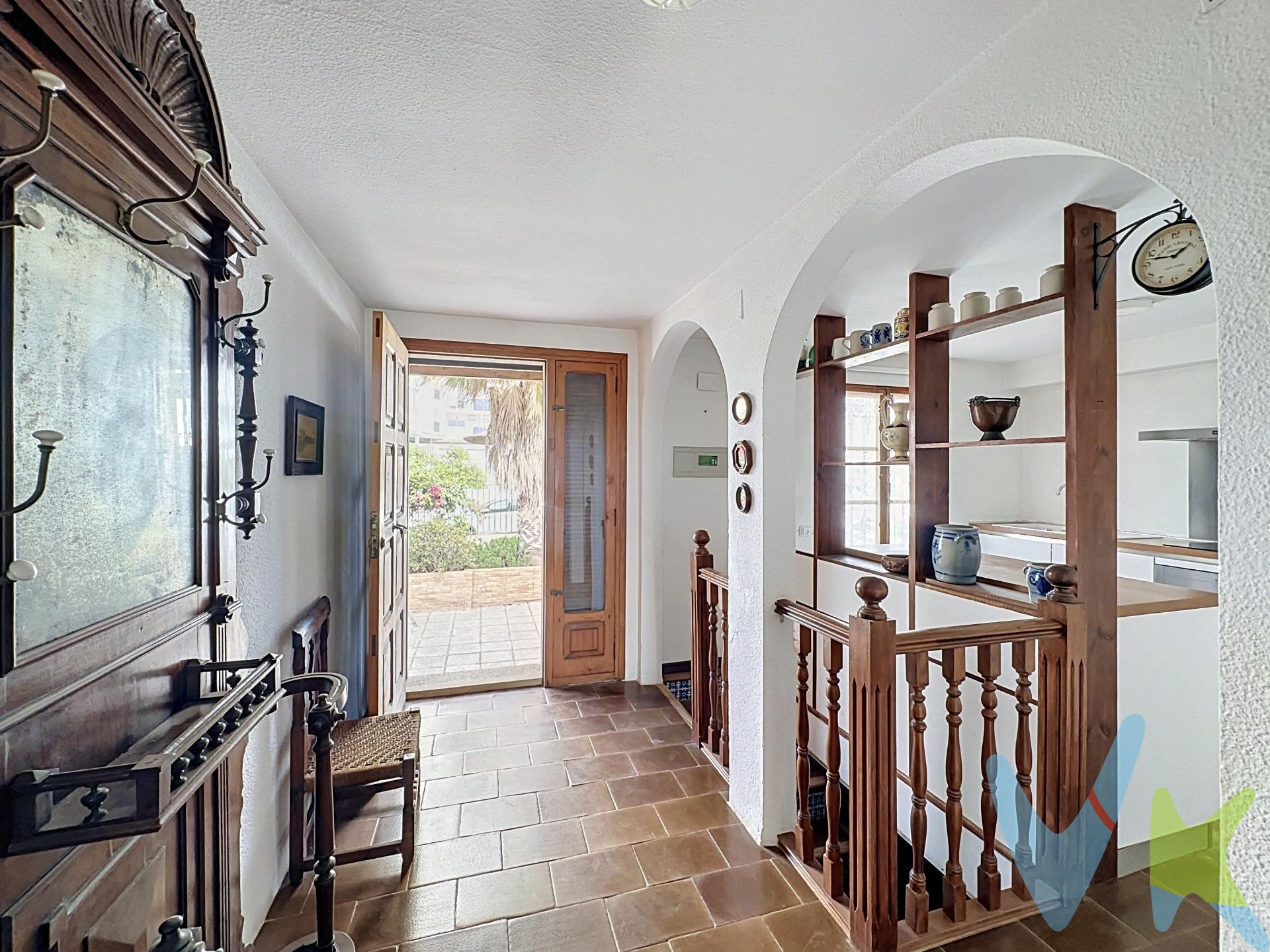 Imagina tu casa en primerísima línea de la playa de El Puig con vistas al mar, a 15 kilómetros al norte de Valencia perfectamente comunicada por autovía. Lista para disfrutar y celebrar la vida, con acceso privado al paseo marítimo y la mismísima arena. Con un encantador jardín que tiene su fachada propia al mar. Un poco de deporte o un estimulante paseo por la playa a primera hora de la mañana es un lujo a tu disposición. Esta magnífica propiedad es perfecta para tu gran familia, dispone de una sala principal que se abre con naturalidad a la zona ajardinada privada, también las dos terrazas superiores permiten la misma experiencia desde las habitaciones, y la extraordinaria buhardilla dispone de vistas tan espectaculares como relajantes. Todo ello crea una armoniosa experiencia de vida interior-exterior. En la primera planta encuentras  4 habitaciones,  y dispone además de una amplísima y luminosa buhardilla hábil para 2 o más habitaciones extra, para un despacho enorme, o para un estudio luminosísimo. La buhardilla dispone además de su propia terraza-solarium. La casa se completa con un sótano adecuado para todo el almacenamiento que puedas necesitar. El complejo “Play Puig” dispone de zonas comunes, con 4 diferentes piscinas disponibles. Es una urbanización consolidada muy disfrutada por las familias. A tan solo 15 minutos de Valencia, tan cerca de su vida comercial, cultural y de ocio, la casa es perfecta para vivir todo el año. El puerto deportivo Pobla Marina está a unos cientos de metros, con todos los servicios junto a sus 640 amarres, vela náutica y buceo. En el entorno hay numerosos centros comerciales y gran oferta en restauración y ocio. Su apreciada playa es el lugar ideal para desconectar, la ubicación es exclusiva, respira su aire puro y disfruta de la salida del sol cada día desde tu propia habitación o desde el bonito jardín. Es un trozo de paraíso, disfruta de su playa, su excepcional emplazamiento y todo ello a un paso de la ciudad. VENTA:. PVP 785.000€.  Gastos e impuestos no incluidos en el precio. La compra conlleva impuestos y gastos de formalización para el comprador. A título orientativo se informa que en segundas transmisiones el  ITP  con carácter general en  Valencia  es del 9%, pudiendo existir otros tipos impositivos atendiendo a  las circunstancias  personales del comprador u otras circunstancias previstas legalmente. Base imponible del impuesto el mayor valor entre el precio de compraventa, la tasación o el valor de referencia catastral. En cuanto a los gastos de  notaría y registro, en su caso,  suelen oscilar aprox; entre 1,5% y 2,5% (aranceles variables según precio, n.º de copias y complejidad). El comprador elige notario. Si el comprador precisase de  hipoteca: tasación, condiciones y costes bancarios serán según entidad elegida por el comprador, así como los gastos de gestoría, y cualesquiera otros gastos inherentes a la formalización de la compraventa que legalmente correspondan a la parte compradora, salvo pacto expreso en contrario con el vendedor. El consumidor tiene,  conforme a la normativa vigente, a su disposición información y documentación adicional relativa al inmueble y condiciones de la compraventa, que podrá ser consultada en C/Joaquín Costa 4, bajo 46005 Valencia o urbe2@remax.es. Honorarios de mediación inmobiliaria a cargo del  COMPRADOR: (3% del precio final de venta más IVA (21%), salvo otro pacto.); y  de VENDEDOR (según acuerdo con el mismo). . Se informa al consumidor que la agencia actúa como intermediaria inmobiliaria en la operación, estando cualquier eventual compraventa y sus condiciones sujeta a la aceptación expresa del propietario-vendedor y a la posterior formalización del correspondiente contrato. 