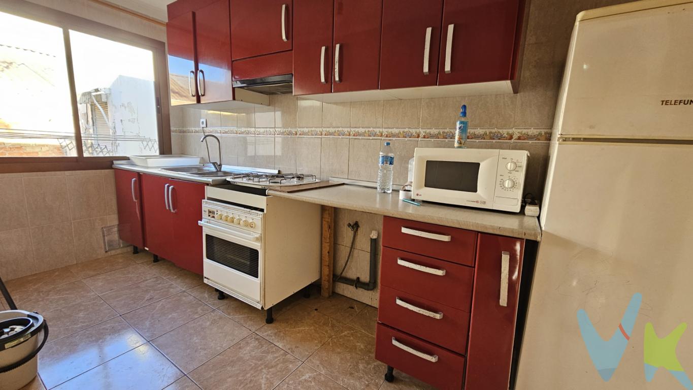 Ponemos a  la venta EN EXCLUSIVA, este primer piso ubicado en la Calle Zaragoza, una zona con altísima demanda de alquiler debido a su proximidad estratégica a la Universidad Católica.Lo más destacado del inmueble:Su Ubicación, situado a un paso de la Universidad Católica, este piso es un imán para estudiantes y profesionales. Rodeado de todos los servicios necesarios: supermercados, transporte público y zonas de ocio.No dejes pasar esta oportunidad de inversión en una de las zonas con más proyección de Torrent.Primera altura, sin ascensor, pero solo un primero.Balcón, para mayor ventilación y luzOriginalmente de 3 habitaciones, actualmente cuenta con 2 dormitorios dobles. El tercer dormitorio se integró al salón para crear un espacio mas amplio y luminoso.El precio publicado NO incluye:- Los gastos de notaría- El impuesto de transmisiones patrimoniales, que es del 10 % (salvo supuestos de bonificación por el comprador)- Los gastos del registro de la propiedad.- Los honorarios de la inmobiliaria que paga la parte comprador.Asimismo no incluye ningún otro gasto asociado que no este específicamente que esta incluido. Los datos e información contenida en este anuncio es meramente informativa, por lo que no tiene carácter contractual, pudiendo contener errores, reservándose la inmobiliaria a poder modificarla en cualquier momento. Para saber más sobre el mismo no dude en ponerse en contacto con nosotros.