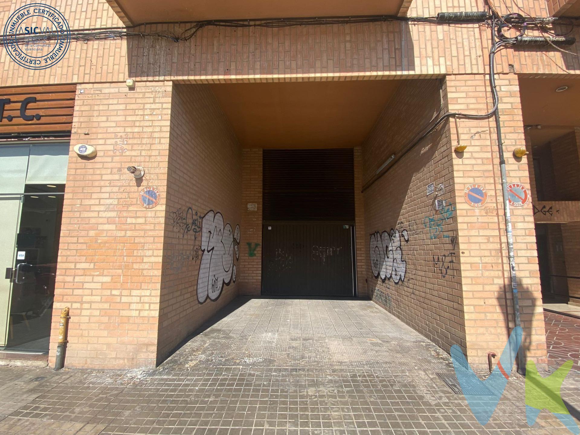 Te presentamos en exclusiva una plaza de garaje en venta en C/Juan Ramón Jiménez (enfrente del Polideportivo Malilla). . Se trata de una plaza situada en sótano -1 y consta de 11 m2. . ¡Llámanos para más información! Estaremos encantados de atenderte.