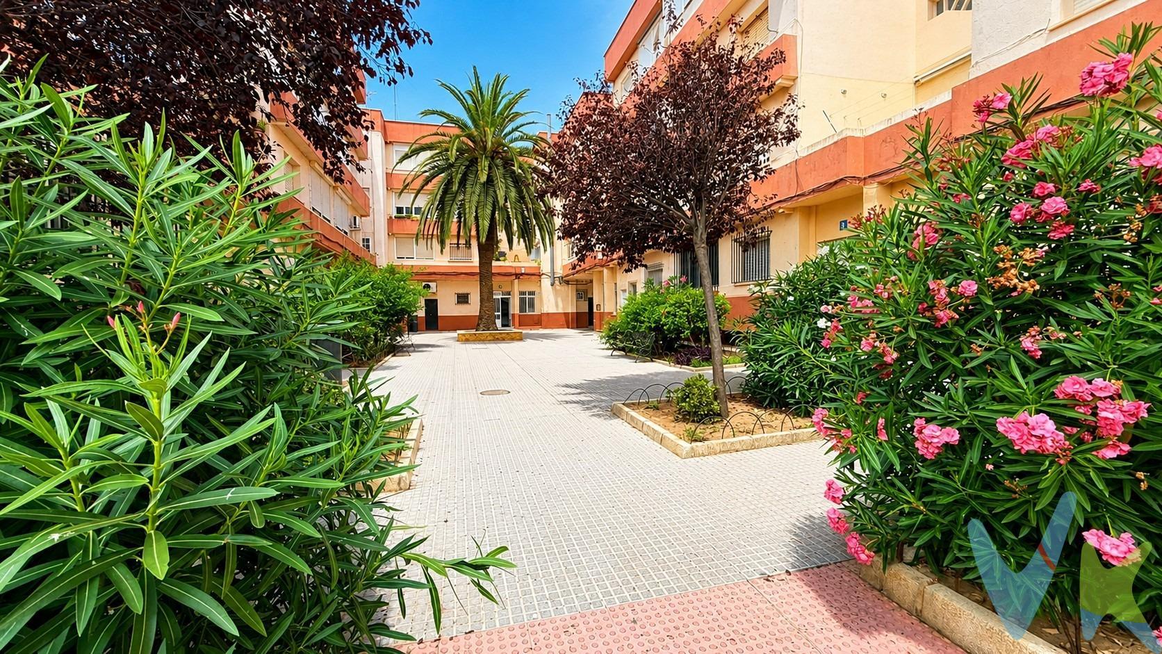 ¡Oportunidad única para reformar y personalizar tu nuevo hogar en urbanización San Carlos, en Chiclana! . Este luminoso piso de 3 dormitorios, salón con terraza acristalada, baño y cocina con lavadero, se encuentra en la tercera planta SIN ASCENSOR de un edificio rodeado de servicios y comodidades. A pesar de necesitar reformas parciales, su ubicación privilegiada y las  bonitas vistas hacen de esta propiedad una excelente inversión. A escasos minutos del centro de Chiclana, junto a la Avenida de los Descubrimientos (Urbisur) donde encontrará inmensidad de servicios, centro de Salud de la Longuera, colegios, entre otras, que le ofrece la zona para vivir cómodamente. OPORTUNIDAD!! . PISO de 97 m² construidos (90 m² útiles) que consta de 3 amplios dormitorios, cocina con lavadero, gran salón y baño.  En una 3ª PLANTA SIN ASCENSOR. VENGA A VISITARLO, LE GUSTARÁ!!. En cumplimiento de las obligaciones de información previstas en la Ley 10/2025, de 28 de diciembre, de servicios de atención a la clientela y transparencia, así como en la normativa sectorial vigente, se hace constar que el precio indicado no incluye los gastos e impuestos inherentes a la adquisición, los cuales se desglosan a continuación:. •	Impuesto sobre Transmisiones Patrimoniales (ITP): Se aplicará el tipo impositivo vigente en la Comunidad Autónoma de Andalucía (generalmente el 7% , sin perjuicio de tipos reducidos del 3,5% o 6% aplicables según las circunstancias personales del comprador o las características del inmueble). El impuesto se devenga sobre el Valor de Referencia de Catastro o el precio de venta, aquel que resulte superior. •	Gastos de Notaría: Los honorarios notariales se calcularán conforme al arancel oficial regulado en el Anexo I, del Real Decreto 1426/1989, de 17 de noviembre, por el que se aprueba el arancel Notarial. (Cálculo aproximado: 1.500 €, de los que la parte vendedora abonará el coste de la Escritura matriz y la parte compradora, las copias). Más información: https://www.boe.es/buscar/act.php?id=BOE-A-1989-28111 . •	Gastos de Registro: La inscripción en el Registro de la Propiedad se facturará según el arancel oficial establecido en el ANEXO I, del Real Decreto 1427/1989, de 17 de noviembre, por el que se aprueba el arancel Notarial. Más información: https://www.boe.es/eli/es/rd/1989/11/17/1427. •	Financiación externa: En el caso de necesitar financiación, sumarán los gastos de la Entidad financiera (Gestoría, tasación, seguros,…) . •	Honorarios Agencia del Vendedor: incluidos en el PVP. •	Honorarios Agencia del comprador: La agencia informa que los honorarios ascenderán a un 4% + IVA, sobre el valor de compra. Para una información exhaustiva sobre el funcionamiento, tipos impositivos y bonificaciones del ITP en Andalucía:. https://www.juntadeandalucia.es/organismos/economiahaciendayfondoseuropeos/areas/tributos-juego/tributos/paginas/impuestos-cedidos-transmisiones.html; . La agencia dispone de documentación e información adicional relativa al inmueble, que podrá ser solicitada por el consumidor. A su vez, disponemos del Documento Informativo Abreviado de la propiedad (Según Decreto 218/2005, del 11 de Octubre) y de Seguro de Caución, para la protección del dinero entregado como señal para la Reserva de una vivienda. La agencia efectúa una labor de intermediaria.