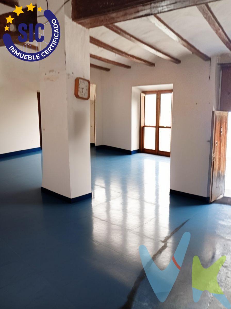 Encantadora casa de pueblo en Simat de la Valldigna con gran potencial de reforma. Descubre esta acogedora casa de pueblo situada en Sant Antoni 10, en pleno corazón de Simat de la Valldigna, un enclave privilegiado de la comarca de La Safor que combina la tranquilidad de la vida de pueblo con la comodidad de estar a pocos kilómetros del mar. La vivienda cuenta con una superficie construida de 189 m², distribuidos en diferentes espacios que ofrecen infinitas posibilidades de reforma y personalización:. •	Espacio diáfano de 60 m², perfecto para diseñar un amplio salón con cocina integrada o cualquier proyecto que se adapte a tu estilo de vida. •	Habitación exterior de 25 m², muy luminosa y con gran potencial como dormitorio principal o sala de estar. •	Espacio adicional de 20 m², ideal para destinarlo a bodega, trastero, despacho o sala de ocio. •	Amplia terraza de 50 m² donde disfrutar de comidas al aire libre, reuniones familiares o simplemente relajarse bajo el sol. •	Zona ajardinada de 28 m², perfecta para crear tu propio rincón verde, colocar plantas o incluso una pequeña barbacoa. La propiedad ofrece la posibilidad de construir en dos alturas, lo que permitiría disponer de hasta 4 habitaciones y 2 baños, adaptándola completamente a tus necesidades. Construida en 1950, la casa requiere reforma, lo que supone una oportunidad única para diseñar el hogar de tus sueños manteniendo la esencia de la arquitectura tradicional del pueblo. El entorno:. Simat de la Valldigna es un pueblo con encanto, rodeado de montañas, naturaleza y rutas de senderismo, pero a la vez muy bien comunicado y a tan solo unos minutos en coche de las playas de Tavernes de la Valldigna y otros pueblos costeros. Aquí encontrarás todos los servicios necesarios para el día a día: comercios, colegios, transporte público y una gran calidad de vida. Además, el pueblo es conocido por su Monasterio de Santa María de la Valldigna, un referente cultural e histórico que realza el atractivo de la zona. Ya sea como residencia habitual, segunda vivienda o inversión, esta propiedad reúne todo el potencial para convertirse en un proyecto lleno de valor. No dejes pasar esta oportunidad. Ven a visitarla y descubre por ti mismo todas las posibilidades que ofrece esta casa con alma en Simat de la Valldigna. ¡Tu nuevo hogar te espera!. ----. La descripción del presente inmueble e imágenes tienen mero carácter informativo y en ningún caso carácter contractual, pudiendo ser modificados por la inmobiliaria comercializadora sin que ello implique responsabilidad alguna frente a terceros. En el precio de venta a público, esta propiedad NO incluye los gastos de adquisición (Notario, registro, gestión, honorarios, etc…).