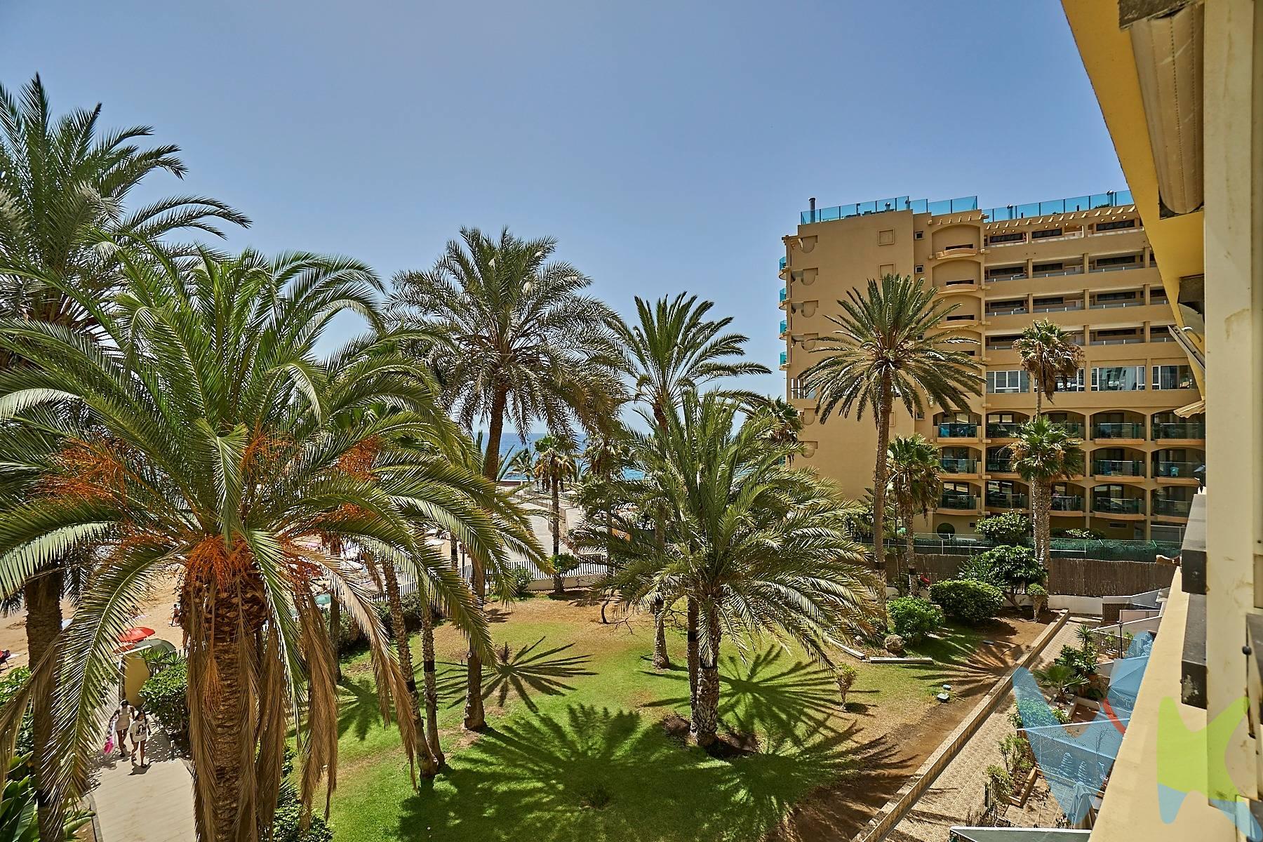 Donde el mar y la tranquilidad se encuentran en el mejor clima del mundo, con inviernos suaves soleados y templados. Te presento una de esas oportunidades que no aparecen todos los días: un piso reformado y listo para entrar a vivir o disfrutar como inversión, a escasos metros de la arena. Situado en el conocido edificio La Lajilla, en Arguineguín, este hogar te ofrece la posibilidad de vivir —o alquilar— en un entorno único, con la playa de Costa Alegre a un paso y la de Las Marañuelas a apenas 100 metros. El edificio cuenta con amplias zonas comunes, ascensores, rampas y acceso directo al paseo marítimo, garantizando movilidad sin barreras desde la entrada hasta la misma orilla del mar. Entre sus jardines bien cuidados, descubrirás un rincón de calma con acceso directo a una playa tranquila, protegida del oleaje y perfecta para relajarte a cualquier hora del día. El paseo que bordea la costa conecta con Patalavaca y Anfi del Mar, ofreciéndote kilómetros de mar para recorrer andando, en bici o disfrutando de deportes acuáticos. Además, la zona cuenta con una amplia oferta de restaurantes, tiendas y espacios de ocio, todo ello con ese ambiente relajado tan propio de Arguineguín. Desde el salón-cocina de la vivienda disfrutarás de vistas directas a los jardines, al mar y al cielo del sur, con una orientación que garantiza luz natural durante todo el día y una ventilación constante. El dormitorio, actualmente abierto al salón en formato estudio, puede cerrarse fácilmente si prefieres mayor intimidad. Y si no conoces Arguineguín, déjame contarte un secreto: este es uno de los pocos núcleos residenciales tranquilos dentro de la zona turística. Aquí, la vida local se mezcla con un turismo sosegado, especialmente del norte de Europa, lo que convierte esta propiedad también en una opción muy sólida si estás pensando en alquilar. En definitiva: calidad de vida, rentabilidad y una ubicación difícil de superar. ¿Quieres conocerla?, llámame. Los gastos de impuestos, registro, notaría y cualquier otro derivados de la venta no están incluidos en el precio PVP. 