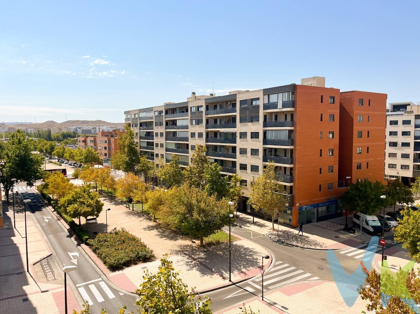 Vivienda de Protección Oficial (VPO) situada en Rosales del Canal, una zona residencial consolidada y próxima a todo tipo de servicios. La vivienda dispone de 3 dormitorios, salón, cocina y 2 baños, ofreciendo una distribución cómoda y funcional. Además, cuenta con trastero y DOS plazas de garaje, incluidas en la venta. La vivienda dispone de aire acondicionado mediante split en el salón. 📍 Ubicación: Rosales del Canal, Zaragoza. 🛏️ 3 dormitorios. 🛁 2 baños. 🚗 2 plazas de garaje. 📦 Trastero. ❄️ Aire acondicionado en salón. 💰 Precio de venta: 262.589 €. . ¿Cuánto ahorro necesito aproximadamente para comprarla?. Como orientación, considerando que puede ser necesario disponer de alrededor de un 32 % del precio de compra entre la parte no financiada y los gastos asociados a la compraventa:. Ahorro estimado necesario: 84.028 € aproximadamente. Esta cantidad es orientativa y puede variar en función del porcentaje de financiación concedido por la entidad bancaria, los impuestos aplicables y las circunstancias particulares del comprador. . ⚠️ IMPORTANTE – VIVIENDA VPO. Al tratarse de una Vivienda de Protección Oficial, los compradores deberán cumplir los requisitos establecidos para acceder a este tipo de vivienda, incluyendo los límites y condiciones que resulten aplicables. Se recomienda comprobar previamente que se cumplen los requisitos exigidos antes de realizar la operación. Una vivienda amplia, con 3 dormitorios, 2 baños, trastero y la comodidad añadida de disponer de dos plazas de garaje, en una zona con todos los servicios necesarios para el día a día. Contacta para ampliar información o concertar una visita