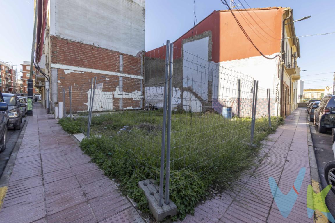 Te presentamos este solar urbano esquinero de 138 m² situado en Museros, en una zona residencial consolidada, muy próximo a la avenida principal y a pocos minutos de la estación de metro, lo que garantiza una excelente comunicación con Valencia y alrededores.El solar permite la construcción bajo más 2 alturas, siendo una opción ideal tanto para autopromotores que buscan diseñar su vivienda a medida como para inversores que deseen desarrollar un proyecto con alta demanda en lHorta Nord.Su ubicación en esquina aporta un valor añadido: mayor luminosidad, mejor ventilación y más libertad a la hora de diseñar la vivienda.📐 Superficie del solar: 138 m² 🏗️ Edificabilidad: Planta baja + 2 alturas📍 Entorno: Zona residencial tranquila, con todos los servicios cercanos (comercios, colegios, transporte público) 🚇 Comunicación: A un paso del metro y de la avenida principalUna excelente oportunidad para construir un hogar pensado para disfrutar o para desarrollar una inversión segura en una de las zonas más demandadas de lHorta Nord. Consúltanos y descubre todo el potencial de este solar.Se muestra a título informativo y no contractual. El precio no incluye lo siguiente: Honorarios de la agencia inmobiliaria, impuestos (IVA, ITP) y otros gastos de la Compraventa (notaria, gestoría y registro). Ponlo en todas las viviendas de segunda mano. 