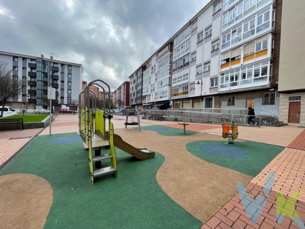 La vivienda cuenta con tres habitaciones perfectamente distribuidas que proporcionan el espacio necesario para el descanso y la privacidad. Cada una de estas estancias está llena de luz natural, lo que las convierte en un refugio ideal al final del día. En estas habitaciones podrás crear el ambiente perfecto que siempre soñaste, ya sea como dormitorios, oficina en casa o incluso un gimnasio personal.La cocina, diseñada para maximizar el espacio, ofrece un entorno ideal para aquellos que disfrutan del arte culinario. Listo para convertirse en el lugar donde prepararás deliciosas recetas, es funcional y está equipada para satisfacer todas tus necesidades culinarias. Además, el piso incluye un elegante baño completo que complementa el confort de la vivienda.Uno de los atractivos principales de este piso es su encantador balcón, que ofrece un espacio exterior privado donde podrás disfrutar de un café por la mañana o relajarte al final del día mientras observas la ciudad. El balcón se convierte en el lugar perfecto para tomar un respiro de la rutina diaria sin salir de casa, la vivienda queda  amuelada.Otro punto a destacar es la excelente conectividad con el transporte público. Disfruta de la conveniencia de tener paradas de autobús muy cerca, así como la estación de tren a poca distancia, lo que facilita desplazarte por Gijón y más allá, sin complicaciones. Esta característica hace que el inmueble sea aún más atractivo para aquellos que necesitan accesibilidad y movilidad.La ubicación del piso en La Calzada, un barrio lleno de vida, proporciona acceso a una amplia gama de servicios y comodidades, como tiendas, restaurantes, parques y centros educativos. Todo lo que necesitas para el día a día está a tu alcance y podrás disfrutar de la vida de barrio con estilo y confort.Este excelente piso en Gijón representa una oportunidad única para aquellos que buscan un hogar cómodo, bien ubicado y con todos los elementos necesarios para una vida plena. No dejes pasar esta oportunidad de convertir este lugar en tu nuevo hogar. Ponte en contacto con nosotros para agendar una visita y descubrir todo lo que esta propiedad tiene para ofrecerte. En el precio de venta no están incluidos los impuestos y gastos de notaria. 