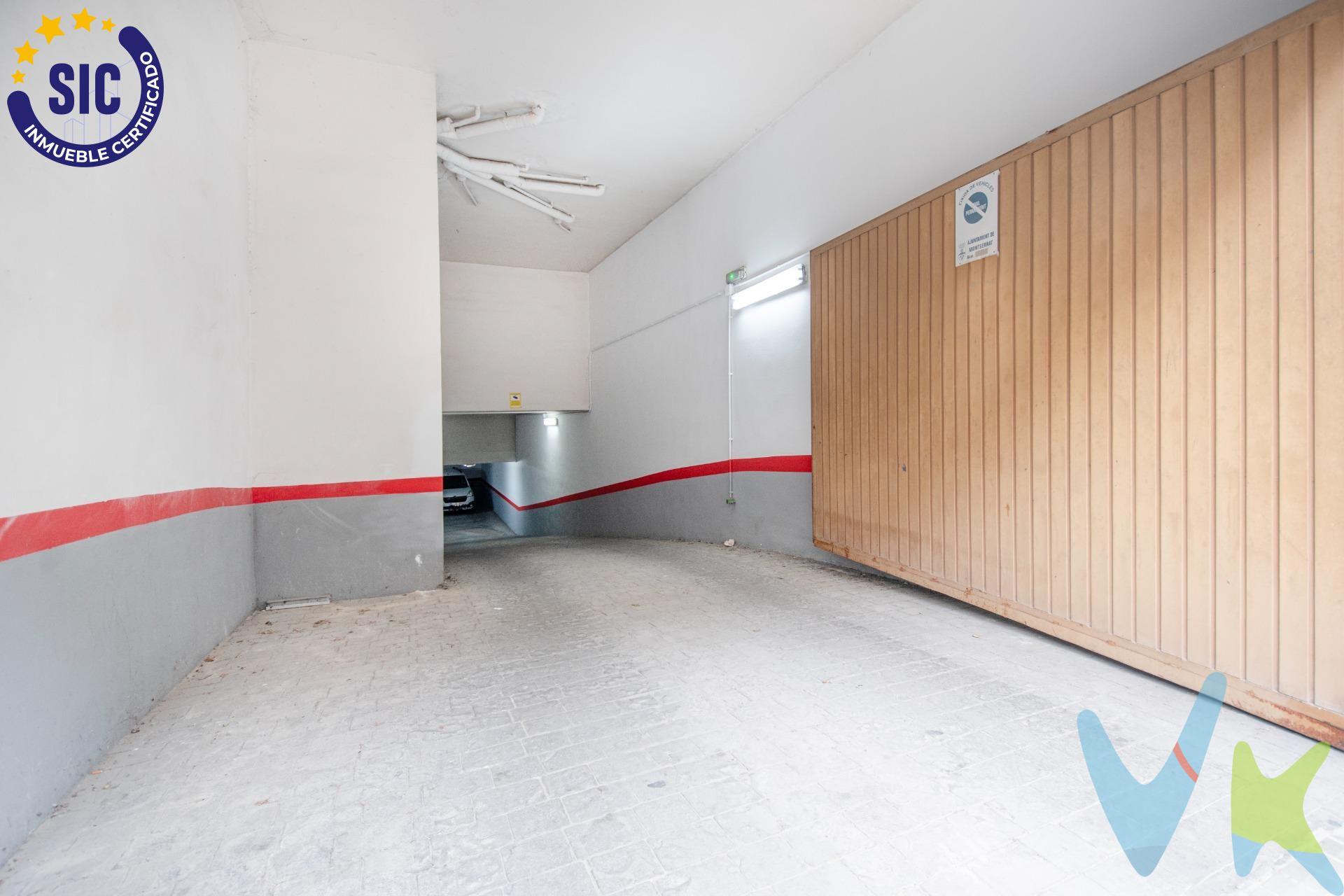 Se vende plaza de garaje en la calle Dos de Mayo de Montserrat, ubicada en una zona de fácil acceso. Una oportunidad ideal para olvidarte de dar vueltas buscando aparcamiento y ganar tranquilidad cada día. La plaza destaca por su amplitud y comodidad, permitiendo maniobrar con facilidad y aparcar sin complicaciones. Perfecta tanto para uso diario como para quienes buscan una inversión práctica y funcional. El acceso al garaje cuenta con una rampa muy accesible, amplia y cómoda, lo que facilita la entrada y salida incluso para vehículos grandes. Además, el acceso es rápido y sencillo desde la calle principal. Si buscas comodidad, seguridad y la ventaja de tener siempre tu sitio disponible, esta plaza de garaje es una excelente opción en Montserrat. Para más información o visitas, no dudes en contactar. Además, disponer de una plaza propia te permitirá ahorrar tiempo y evitar el estrés diario de buscar aparcamiento en la zona.
