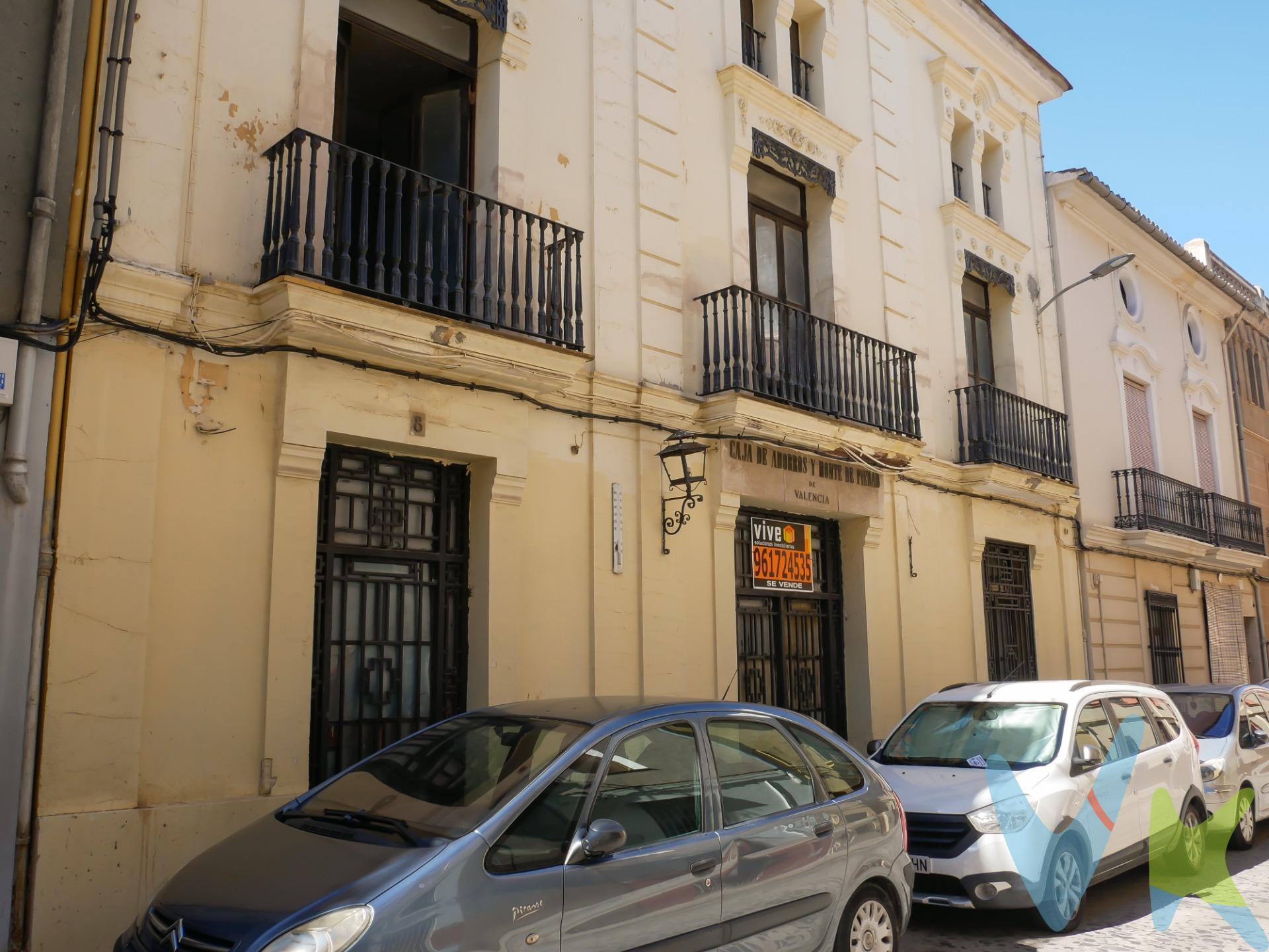 Impresionante casa-palacete histórica construida en 1900, situada en pleno centro de Alberic, en una ubicación excepcional, rodeada de servicios y con el colegio infantil justo enfrente, ayuntamiento, bancos, bares, restaurantes y comercios a pocos metros. Una propiedad única por su historia, ubicación, amplitud y posibilidades. La vivienda se distribuye en planta baja, primera planta y una espectacular buhardilla de 136 m² con preciosas vigas de madera, además de una terraza de 16 m² con magníficas vistas sobre toda la población. Cuenta actualmente con 14 habitaciones y grandes estancias, ofreciendo múltiples posibilidades de distribución y transformación. En la planta baja destaca un impresionante salón de 71 m², con un gran ventanal hacia el jardín, además de cocina, sala de estar, dos despensas, baño, grandes habitaciones y acceso a dos jardines interiores. También conserva una espectacular caja fuerte original de banco, completamente funcional, ya que el inmueble fue durante muchos años la sede de la Caja de Ahorros de Alberic. La primera planta dispone de varias habitaciones de grandes dimensiones, dos con amplios vestidores, tres con grandes ventanales y balcones hacia la calle y otras con vistas a los jardines interiores, además de cocina, baño y aseo. Uno de sus mayores atractivos es su enorme potencial de proyecto. Según la documentación facilitada por la propiedad, existe permiso firmado por la Administración para poder construir hasta cuatro plantas de altura más una buhardilla, sujeto a la normativa y condiciones urbanísticas correspondientes. Por sus características, número de habitaciones, dimensiones y ubicación, ofrece grandes posibilidades para desarrollar un proyecto hotelero, alojamiento turístico, casa rural, centro profesional, negocio o una espectacular vivienda particular. Una oportunidad especialmente interesante para inversores o particulares que busquen una propiedad singular con capacidad de transformación y crecimiento. No dejes pasar esta oportunidad!. Agencia Registrada con el Nº 0679 en el Registro Obligatorio de Agentes Inmobiliarios de la Comunitat Valenciana. Puede consultar en la web de la GVA:. La oferta está sujeta a cambios de precio o retirada del mercado sin previo aviso. Este anuncio en su conjunto, incluyendo textos, fotos, imágenes o cualquier otro contenido de este, no es vinculante dado que la información es ofrecida por terceros y puede contener errores. Se muestra a título informativo y no contractual. Gastos de la compraventa a cargo de la parte compradora no incluidos en el precio del inmueble a tener en cuenta:. - ITP con carácter general en Valencia es del 9%, pudiendo corresponderle otro tipo impositivo atendiendo a sus circunstancias personales previstas legalmente. *Base imponible del impuesto el mayor valor entre el precio de compraventa, la tasación o el valor de referencia catastral. - Gastos de notaría y registro, en su caso, suelen oscilar aprox; entre 1,5% y 2,5% (aranceles variables según la notaria). - Honorarios de mediación inmobiliaria a cargo del comprador del 3% con un mínimo de 3.000€ del precio final de venta más IVA (21%), salvo otro pacto. Por mandato expreso del propietario, comercializamos este inmueble en exclusiva, lo que le garantiza el acceso a toda la información, a un servicio de calidad, un trato fácil, sencillo y sin interferencias de terceros. Por este motivo, se ruega no molestar al propietario, a los ocupantes de la propiedad o a los vecinos. Muchas gracias por su comprensión. Si usted es agente inmobiliario y tiene un cliente para este inmueble, llámenos: estaremos encantados de colaborar. Se informa al consumidor que la agencia actúa como intermediaria inmobiliaria en la operación, estando cualquier eventual compraventa y sus condiciones sujeta a la aceptación expresa del propietario-vendedor y a la posterior formalización del correspondiente contrato.
