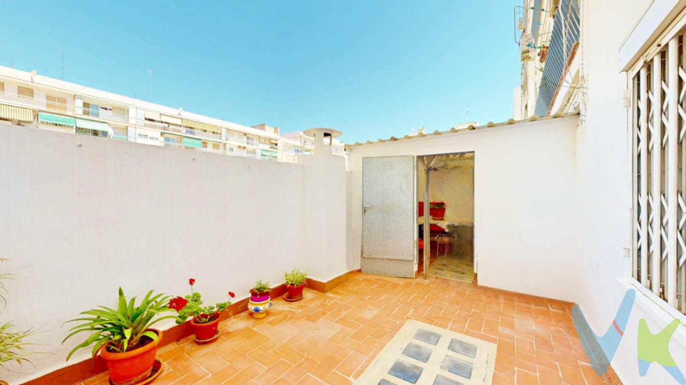 Fantástico piso con ASCENSOR, y TERRAZAS, ideal además para inversionistas  En un primera altura encontramos esta vivienda con muchísimas posibilidades, muy bien distribuida. Consta de 3 habitaciones, baño, amplio salón-comedor con acceso a agradable terraza parcialmente cubierta y salón comedor con acceso a otra terraza dividida en tres, una parte destinada actualmente a galería, otra a trastero y otra como otro desahogo de terraza abierta para tender, tener un mascota, plantas, ....  Finca muy bien conservada de vecinos de toda la vida los cuales recientemente han rehabilitado todo el patio, el terrado e instalado el nuevo ascensor, actualmente están quitando las barreras arquitectónicas de acceso al ascensor.  Hay un factor fundamental a la hora de comprar un casa, ese es la ubicación, es obvio que cualquier otro detalle de la casa se puede modificar, actualizar o adaptar al gusto y necesidades de sus propietarios, pero, de momento, la ubicación se caracteriza por su invariabilidad. Dicen que la mayoría de las veces podemos elegir, no dudes en visitar esta vivienda con ascensor. Quien vive aquí sabe lo fácil que resulta el acceso al centro de la ciudad, estar a un paso de todos los principales servicios, ir a por el pan, a las tiendas de barrio, llevar y recoger a tu hijo del colegio, si buscas calidad de vida a un precio fantástico, ya has encontrado tu vivienda en esta excelente y demandada zona, cerca de universidades, colegios y todos los servicios, parada de metro, bus, supermercados,... no te defraudará     Si tienes que vender antes tu vivienda, llámanos y te asesoramos cómo hacerlo para además tener los mínimos gastos posibles y todas las garantías.  Agencia Registrada con el nº00516 en el Registro Obligatorio de Agentes Inmobiliarios de la Comunidad Valenciana    Por mandato expreso del propietario, COMERCIALIZAMOS ESTE INMUEBLE EN EXCLUSIVA, lo que le garantiza el acceso a toda la información, a un servicio de calidad, un trato fácil, sencillo y sin interferencias de terceros. Por este motivo, se ruega NO MOLESTAR AL PROPIETARIO, a los ocupantes de la propiedad o a los vecinos. Muchas gracias por su comprensión.   La oferta está sujeta a cambios de precio o retirada del mercado sin previo aviso. Este anuncio en su conjunto, incluyendo textos, fotos, imágenes o cualquier otro contenido de este, no es vinculante dado que la información es ofrecida por terceros y puede contener errores. Se muestra a título informativo y no contractual.  El precio anunciado NO INCLUYE los impuestos, ni los gastos como, Notario, Registro de la Propiedad, ni los honorarios de la agencia inmobiliaria.  Esta propiedad se pone a la venta con toda la documentación comprobada y en regla, por lo que ofrecemos GARANTIAS a los compradores.