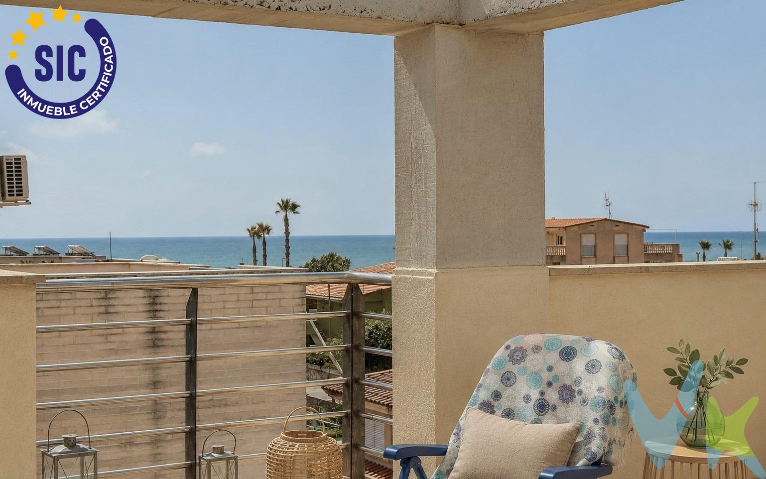 A tan solo 100 metros de la playa del Cerezo, en la playa de Xilxes, se encuentra este acogedor adosado que combina amplitud, funcionalidad y una ubicación privilegiada en una calle semipeatonal, ideal para disfrutar de la tranquilidad y del auténtico estilo de vida mediterráneo. La vivienda se distribuye en tres plantas perfectamente diferenciadas. En la planta baja, un práctico recibidor, un bonito jardín y una amplia zona de aparcamiento privado, un espacio muy cómodo tanto para el vehículo como para guardar bicicletas, material de playa o todo aquello que facilita el día a día. La primera planta alberga la zona de vida principal, con un luminoso salón-comedor que se abre a una agradable terraza orientada al sureste, equipada con toldo, perfecta para desayunar al aire libre, compartir comidas con la familia o relajarse después de una jornada de playa. En esta misma planta encontramos una cocina independiente, funcional y bien distribuida, además de un aseo de cortesía. La zona de descanso ocupa la segunda planta, donde se distribuyen tres dormitorios un cuarto de baño completo. Uno de los dormitorios dispone de armario empotrado y  una terraza privada desde la que se disfrutan vistas al mar, un rincón perfecto para comenzar el día contemplando el Mediterráneo. Como valor añadido, la planta superior alberga un práctico lavadero y una amplia terraza solárium con vistas al mar, un espacio versátil para tomar el sol, crear una zona chill out o disfrutar de las noches de verano. La playa del Cerezo, una de las más apreciadas de Xilxes, destaca por su ambiente familiar, sus aguas tranquilas y su amplio paseo marítimo, donde encontrarás restaurantes, cafeterías y todos los servicios necesarios para disfrutar de la costa durante todo el año. Un entorno que invita a pasear, practicar deporte al aire libre o simplemente dejarse llevar por el ritmo pausado del Mediterráneo. Una vivienda que reúne todo lo necesario para vivir o disfrutar de largas estancias junto al mar: espacios exteriores, buena orientación, privacidad y la playa a escasos minutos caminando. Si lo necesitas, te ayudamos con la financiación. El precio del inmueble no incluye los honorarios de la agencia que ascienden al 3% del precio final del inmueble más IVA, ni los gastos de notaría y registro de la propiedad (que están sujetos a aranceles y varían dependiendo del precio de escrituración), ni los impuestos (que en la Comunitat Valenciana dependen del precio del inmueble y de las características personales del comprador). Para mayor seguridad en la compraventa, todas nuestras viviendas poseen FICHA DE CERTIFICACIÓN DE INMUEBLES registrada por la Asociación de Inmobiliarias de la Comunidad Valenciana ASICVAL. Antes de comprar o de entregar las arras, pida el Certificado de la vivienda para estar seguro y tranquilo sobre la situación legal, urbanística y de cargas de la misma. RK ESTAÑOL, mercantil Inmobiliaria Quasablanqua, SL, está inscrita en el Registro de Agentes de Intermediación Inmobiliaria de la Comunidad Valenciana RAICV con el número de registro 1511. 