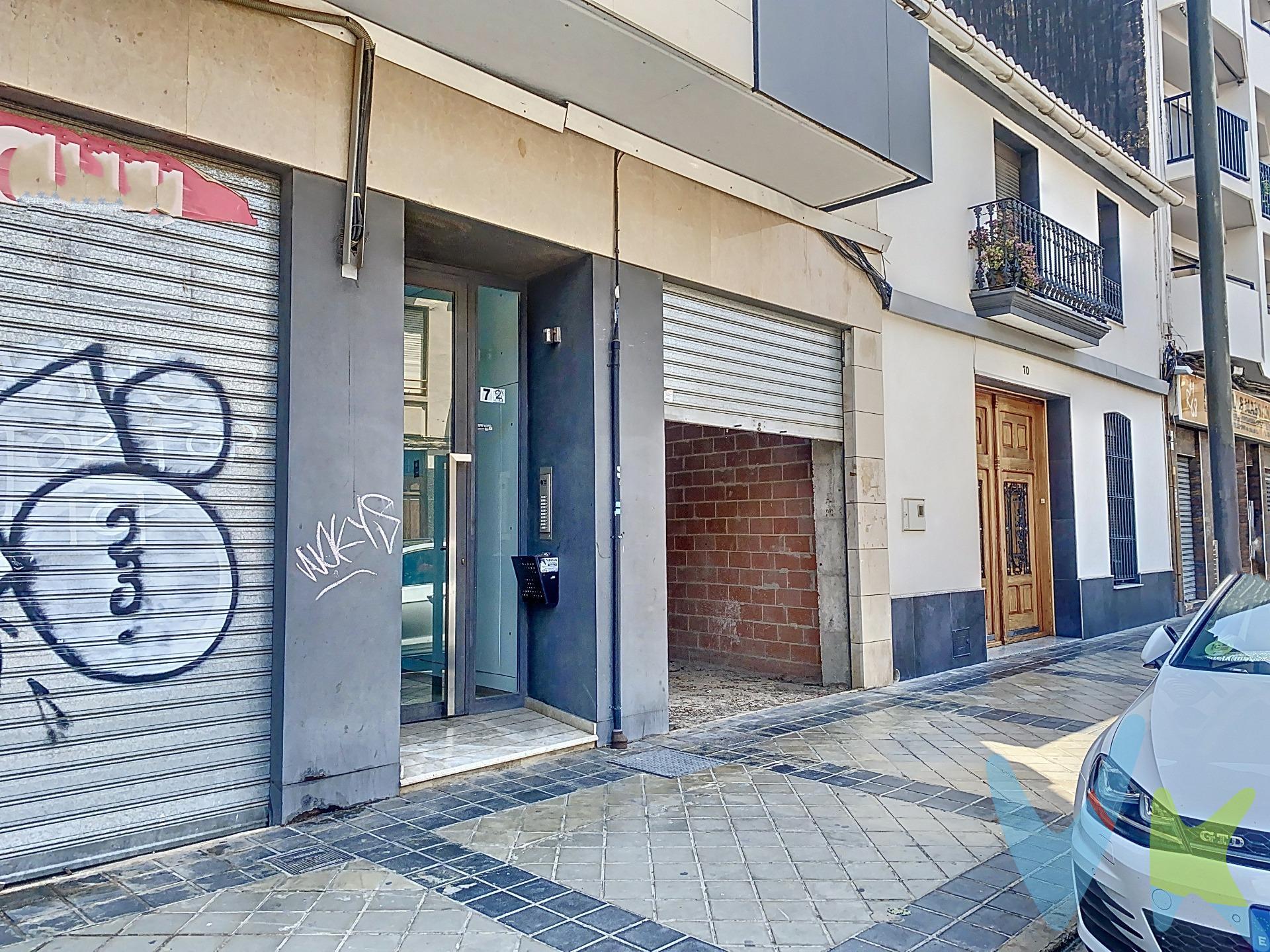 Descubre esta increíble planta baja ubicada en la avenida principal Blasco Ibáñez de Massanassa. Con una superficie total de 292 metros cuadrados, esta propiedad ofrece un sinfín de posibilidades para familias, inversores o cualquier persona que busque un espacio amplio y versátil. . Con 212 metros cuadrados interiores, complementados por un magnífico patio de 80 metros cuadrados, esta planta baja puede transformarse en dos pisos independientes o en una espectacular casa unifamiliar con un patio extraordinario. Además, cuenta con dos accesos separados que permiten una flexibilidad única en la distribución y uso del espacio. La ubicación estratégica de esta propiedad es inmejorable. Está a tan solo 5 minutos a pie de la estación de tren y a 100 metros de la parada de autobús que conecta con Valencia en 15 minutos. También tendrás a tu alcance todos los servicios necesarios para el día a día: farmacias, colegios, supermercados, bancos y el ambulatorio están a poca distancia, proporcionando comodidad y facilidad. Esta planta baja no solo es ideal para convertirla en tu hogar, sino también es una excelente oportunidad de inversión. Su estratégica ubicación y las múltiples posibilidades de configuración la convierten en una opción perfecta para cualquier proyecto inmobiliario. No pierdas la oportunidad de conocer más sobre esta propiedad única. ¡Contáctanos para más información y programa una visita hoy mismo!. La descripción del presente inmueble e imágenes tienen mero carácter informativo y en ningún caso carácter contractual, pudiendo ser modificados por la inmobiliaria comercializadora sin que ello implique responsabilidad alguna frente a terceros. En el precio de venta a público, esta propiedad NO incluye los gastos de adquisición (Notario, registro, gestión, honorarios, etc…). 