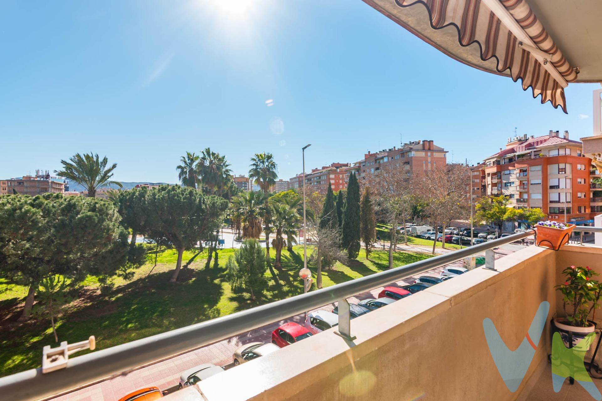 Crea el hogar que siempre has soñado en esta vivienda muy luminosa, situada en esquina y en segunda planta, con una distribución amplia y cómoda, ideal para quienes buscan espacio, luz y una ubicación privilegiada. Dispone de 4 dormitorios, 2 baños completos, salón amplio con salida a balcón y cocina independiente, pensados para el confort diario de una familia. El balcón ofrece vistas directas y totalmente despejadas al Parque de las Tres Copas, aportando tranquilidad, amplitud y una conexión directa con una de las zonas verdes más valoradas del entorno. Incluye plaza de garaje en el mismo edificio, un elemento clave que suma comodidad y valor a la vivienda. Una oportunidad para vivir en una zona consolidada, con todos los servicios cerca, en una vivienda que destaca por su luz, sus vistas y su amplitud. 🔑 Comercialización en multidifusión. Por mandato expreso del propietario, este inmueble se comercializa en multiexclusiva, lo que garantiza un acceso completo a la información, un servicio profesional y una gestión ordenada, sin interferencias de terceros. Si eres agente inmobiliario y tienes un cliente interesado, estaremos encantados de colaborar. Contáctanos sin compromiso. 🤝 Una compra tranquila y bien acompañada. Al contactar directamente con nosotros, evitarás molestias innecesarias a la propiedad. Nos encargamos de toda la intermediación, facilitándote la documentación, la información necesaria y un trato cercano, claro y sin complicaciones. Te informaremos con total transparencia de todos los aspectos de la compra, incluidos gastos y honorarios de agencia para que tomes decisiones con calma y seguridad. Nuestra forma de trabajar se basa en algo muy sencillo:. Calma → la tranquilidad de comprar tu vivienda con acompañamiento profesional en todo el proceso con nosotros. ℹ️ Información legal. La descripción del inmueble y las imágenes publicadas tienen carácter meramente informativo y no contractual. El precio ha sido fijado por la propiedad y podría sufrir variaciones hasta su formalización en contrato de compraventa. A continuación, te informamos de los gastos de compra no incluidos en el precio, para garantizar un proceso claro y tranquilo:. PVP: 370.000€. No incluye gastos, impuestos y demás gastos legalmente correspondan al comprador: ITP del 7,75% con carácter general; existen excepciones según normativa aplicable (1). Base imponible el mayor valor entre el precio de venta o el valor referencia catastral. Gastos Notaría y Registro: 1.900€ aprox. según complejidad y aranceles vigentes (2). Financiación: gastos de hipoteca, tasación y gatos bancarios a cargo del comprador, según su necesidad y elección. Servicio doble de intermediación: Honorarios inmobiliaria a cargo del comprador: 3% precio final, más IVA (21%), salvo acuerdo contrario tras negociación, no incluidos en PVP. Operación y condiciones de compraventa sujeta a aceptación expresa del vendedor. Para acceder a información y documentación legalmente exigible por el consumidor: https://www.inmotasa.es/consumidor/. (1) Para una información exhaustiva sobre el funcionamiento, tipos impositivos y bonificaciones del ITP en la Región de Murcia, puedes consultar el portal oficial de la Agencia Tributaria Autonómica en el siguiente enlace: agenciatributaria.carm.es/ITPAJD. (2) Tarifas notariales y registrales reguladas en Anexo I Del Real Decreto 1426/1989 y, Anexo I Del Real Decreto 1427/1989, respectivamente. 