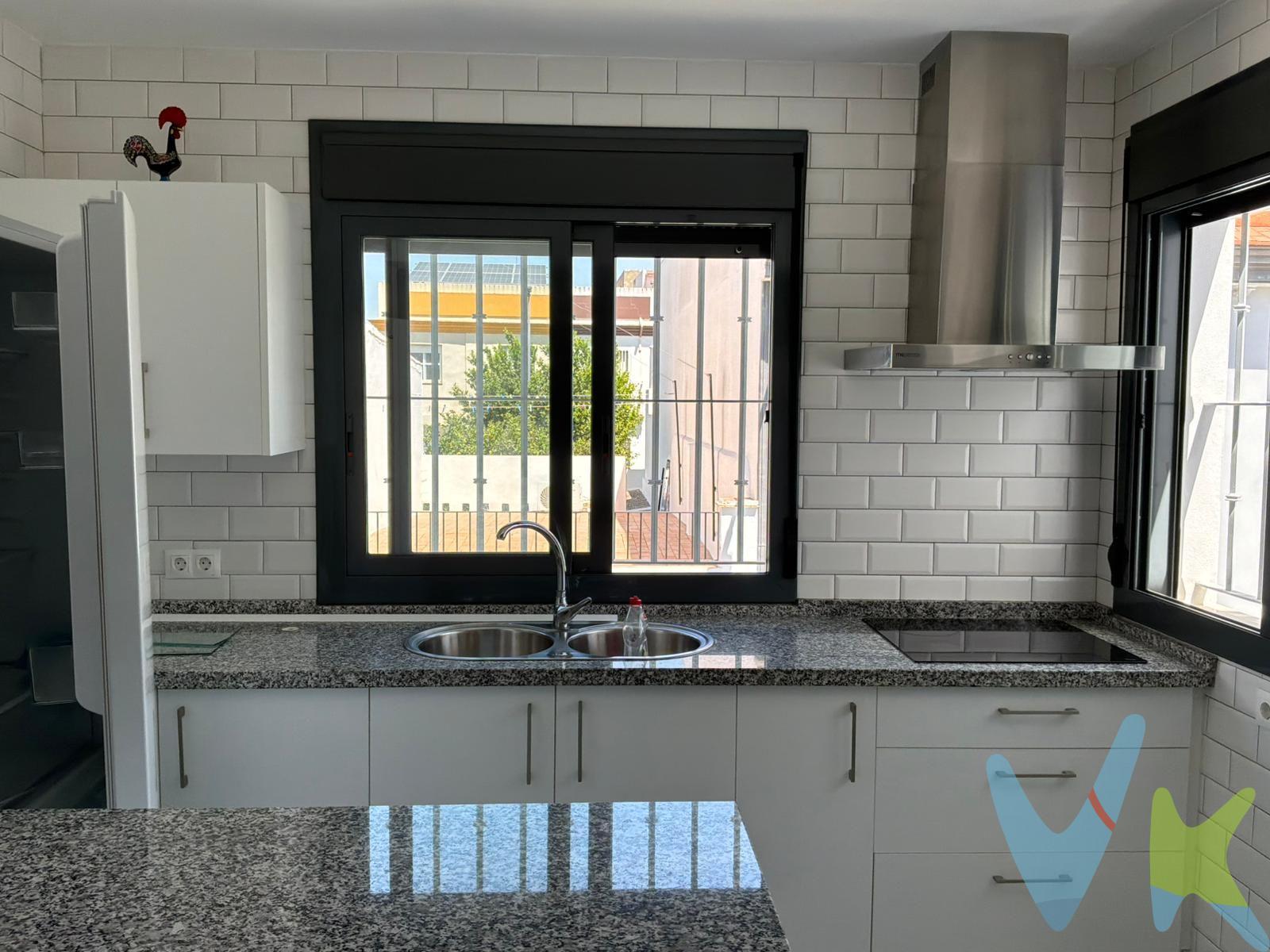 PRECIO [180.000 + GASTOS] €. LUMINOSA PRIMERA PLANTA CON GRAN TERRAZA PRIVADA Y AZOTEA EN CALLE ORO (UTRERA). Descubra esta acogedora primera planta reformada, una vivienda que combina comodidad, luminosidad y magníficos espacios exteriores, perfecta tanto como residencia habitual como inversión. La vivienda se distribuye en dos dormitorios, un moderno cuarto de baño con placa de ducha y un acogedor salón-comedor con cocina americana, creando un espacio abierto y muy agradable para disfrutar en familia o con amigos. Uno de sus grandes atractivos es su magnífica terraza-patio privada, un rincón ideal para desayunar al aire libre, crear una zona chill out o disfrutar de reuniones durante todo el año. Además, dispone de una amplia azotea con una habitación independiente, un espacio muy versátil que puede destinarse a despacho, estudio, zona de invitados, trastero o incluso para desarrollar nuevos proyectos personales. La vivienda ha sido objeto de diversas mejoras, destacando la renovación de las carpinterías exteriores, lo que incrementa el confort y la eficiencia. UBICACIÓN. Ubicada en la calle Oro, una zona tranquila y muy bien comunicada, tendrá el centro de Utrera a escasos minutos caminando, con supermercados, comercios, colegios, centros de salud, cafeterías y todos los servicios necesarios para el día a día. También disfrutará de una excelente conexión con Sevilla gracias a la cercanía de la estación de tren y de las líneas de autobuses interurbanos, permitiendo desplazamientos rápidos y cómodos. Una magnífica oportunidad para quienes desean una vivienda lista para entrar a vivir o buscan una inversión con gran potencial de rentabilidad. No deje escapar esta oportunidad. Solicite información y concierte su visita. En cumplimiento de las obligaciones de información previstas en la Ley 10/2025, de 28 de diciembre, de servicios de atención a la clientela y transparencia, así como en la normativa sectorial vigente, se hace constar que el precio indicado no incluye los gastos e impuestos inherentes a la adquisición, los cuales se desglosan a continuación:. • Impuesto sobre Transmisiones Patrimoniales (ITP): se aplicará el tipo impositivo vigente en la Comunidad Autónoma de Andalucía (generalmente el 7% (12.600 €), sin perjuicio de tipos reducidos del 3,5%, 1,2% o 1% aplicables según las circunstancias personales del comprador o las características del inmueble). El impuesto se devenga sobre el Valor de Referencia de Catastro o el precio de venta, aquel que resulte superior. • Gastos de Notaría: Los honorarios notariales se calcularán conforme al arancel oficial regulado en el Anexo I, del Real Decreto 1426/1989, de 17 de noviembre, por el que se aprueba el arancel Notarial. • Gastos de Registro: La inscripción en el Registro de la Propiedad se facturará según el arancel oficial establecido en el ANEXO I, del Real Decreto 1427/1989, de 17 de noviembre, por el que se aprueba el arancel Notarial. • Gastos de Gestión (Gestoría): Los honorarios por la tramitación administrativa, liquidación de impuestos e inscripción registral ascienden a [545,00€] aproximadamente (IVA incluido). • Honorarios Agencia del Vendedor: incluidos en el PVP. • Honorarios Agencia del comprador: Se informa que existen honorarios profesionales a cargo del adquirente, en aquellos casos, en que se hubieran contratado servicios de encargo de compra. La agencia prestará los servicios de información, asesoramiento y acompañamiento previstos en el Encargo de Servicios y en el D.I.A. Si solicita servicios adicionales o personalizados, sus honorarios serán informados previamente, de forma individualizada y por escrito, conforme a la libertad de pactos y a la normativa vigente. NO VINCULADOS AL PRECIO DE COMPRA. Para una información exhaustiva sobre el funcionamiento, tipos impositivos y bonificaciones del ITP en Andalucía, puede consultar el portal oficial de la Agencia Tributaria de la Junta de Andalucía en el siguiente enlace:. https://www.juntadeandalucia.es/organismos/economiahaciendayfondoseuropeos/areas/tributos/juego/tributos/paginas/impuestos-cedidos-transmisiones.html. Documento D.I.A. a disposición del consumidor según Decreto 218/2005 Junta de Andalucía.