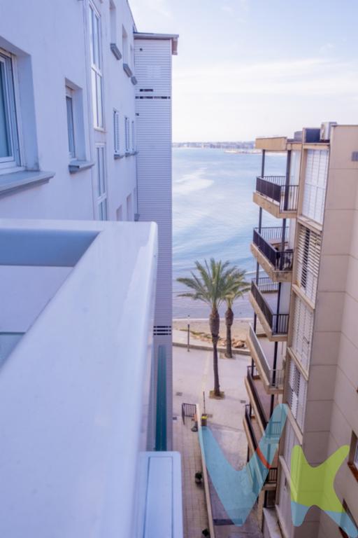 Un piso que huele a verano incluso en invierno, donde el mar entra por las ventanas y convierte cada día en un pequeño privilegio.Así es este encantador piso en venta en la codiciada zona de Els Acantilats, en Salou. La vivienda, que además dispone de licencia turística, ofrece una combinación excepcional de bienestar, ubicación privilegiada y una oportunidad de inversión difícil de igualar.Situado en la séptima planta, el piso cuenta con 106 metros construidos y 96 metros útiles que se distribuyen con amplitud y armonía. Sus cuatro habitaciones permiten adaptarse a cualquier estilo de vida: desde una familia que busca espacio y comodidad hasta quienes desean disponer de un despacho luminoso o una estancia destinada al alquiler turístico.El salón se abre a unas impresionantes vistas al mar, un horizonte que se convierte en parte del día a día y que regala momentos de calma y belleza a cualquier hora. La luz natural inunda cada rincón de la vivienda, creando un ambiente cálido y acogedor que invita a disfrutar del hogar en todas las estaciones.El edificio cuenta con ascensor, lo que garantiza un acceso cómodo hasta la séptima planta, y dispone además de un garaje propio, un auténtico privilegio en esta zona tan demandada. La tranquilidad de tener un espacio seguro para el vehículo añade un valor incuestionable a la propiedad.La playa de Capellans está a un paseo, igual que los restaurantes, las tiendas, los servicios y todo lo que hace que el día a día sea fácil. Y cuando cae la tarde, la brisa marina te recuerda por qué este lugar es especial.El clima templado, la brisa marina y la ubicación estratégica hacen de este piso un refugio perfecto para vivir todo el año o para invertir con seguridad. La licencia turística añade un valor incuestionable para quienes buscan rentabilidad sin renunciar al encanto de un hogar junto al mar.Un hogar para vivirlo. Una inversión para disfrutarla. Un espacio donde cada amanecer tiene algo de magia.El precio indicado corresponde al PVP (Precio de Venta al Público).Los gastos adicionales derivados de la compraventa como los de notaría, registro de la propiedad e Impuesto de Transmisiones Patrimoniales (ITP)no están incluidos en el PVP. Estos gastos pueden variar según el precio final de la operación y la normativa aplicable, ya que se calculan sobre la base imponible del valor de transmisión del inmueble.API: 659 AICAT: 2268 ANTONIO MIGUEL GIL LLABERIA  - VIVENDEX REUS PARTNERS SL