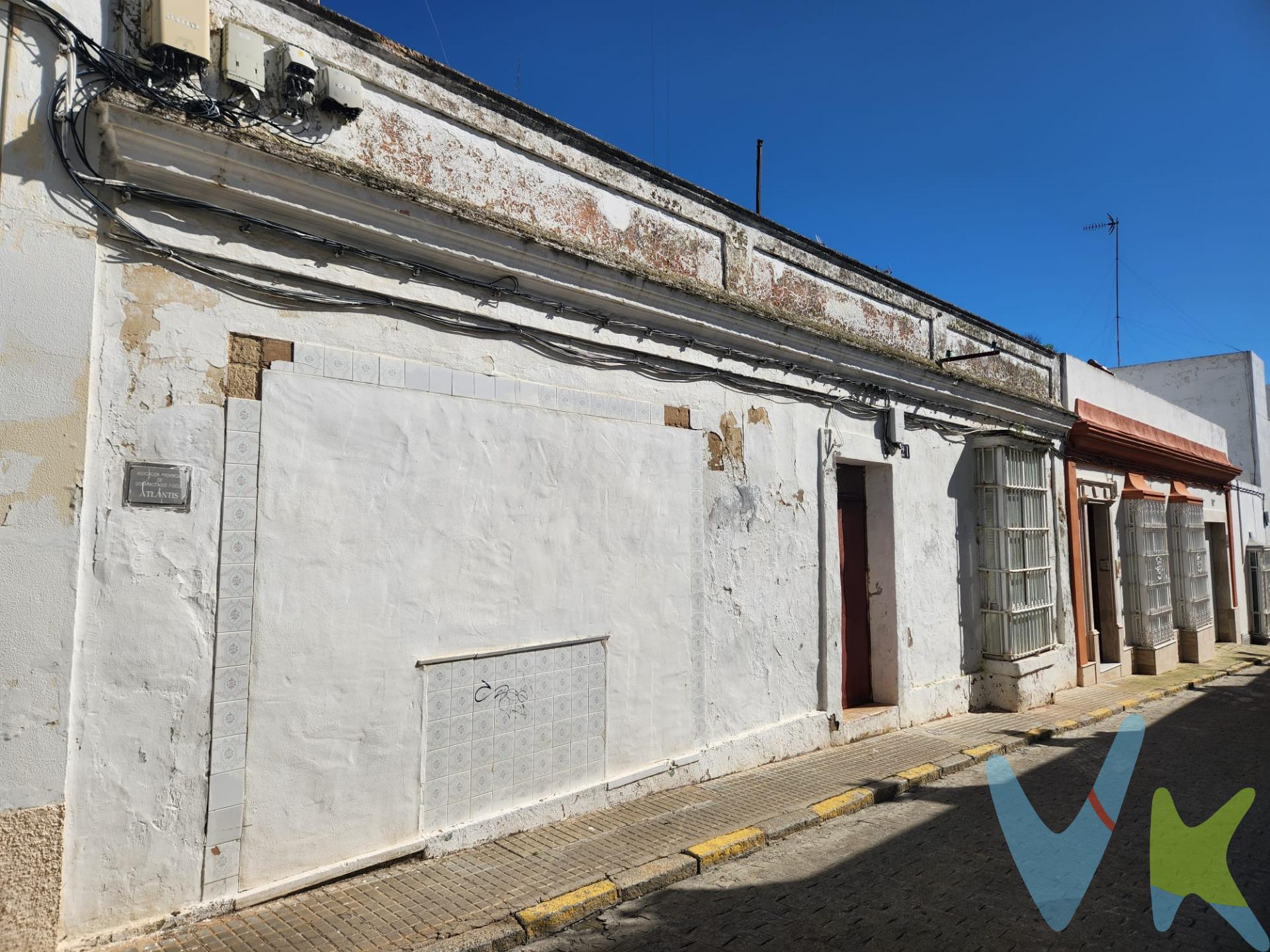 Le presentamos una oportunidad única en el mercado inmobiliario, un producto difícil de encontrar: una finca que se erige como un lienzo en blanco, esperando a que usted plasme en ella el proyecto de sus sueños. Con una superficie de 220 metros cuadrados, esta propiedad se ubica en una zona tranquila pero a la vez céntrica, ofreciéndole la mejor combinación de confort y accesibilidad. La finca cuenta con una excelente orientación, lo que garantiza una abundante entrada de luz natural a lo largo del día, creando un ambiente acogedor y agradable. Su amplia fachada no solo proporciona un atractivo visual inmediato, sino que también ofrece múltiples posibilidades para el diseño y la personalización de su espacio, haciendo de esta propiedad una opción versátil y adaptable a sus necesidades. Con la posibilidad de construir hasta dos plantas (baja más uno) y la opción de incorporar un garaje, este terreno le brinda la flexibilidad necesaria para llevar a cabo un proyecto residencial o comercial según sus deseos. Imagine crear un hogar familiar, un centro de trabajo inspirador o cualquier otra idea que haya estado valorando. No deje pasar la oportunidad de transformar este lugar en el proyecto que siempre ha deseado. Esta finca representa una inversión valiosa y una base sólida para construir su futuro. Desarrolle su visión en este espacio que promete ser mucho más que una simple propiedad, sino el escenario donde se materializarán sus sueños. Disponemos del Documento Informativo Abreviado (D.I.A.), según Decreto 218/2005, de 11 de octubre. La Agencia Inmobiliaria cuenta además con Seguro de Caución, que garantiza y protege las cantidades económicas entregadas como señal para la reserva. Según lo prevenido en el Decreto 218/2005, de 11 de octubre, se informa al cliente que:. Los gastos notariales, registrales, impuesto de transmisiones patrimoniales (ITP), honorarios de intermediación, gastos financieros y otros inherentes a la compraventa no están incluidos en el precio. Por mandato expreso del propietario, comercializamos este inmueble en exclusiva compartida, lo que le garantiza el acceso a toda la información, a un servicio de calidad, un trato fácil, sencillo y sin interferencias de terceros. Por este motivo, se ruega no molestar al propietario, a los ocupantes de la propiedad o a los vecinos. Muchas gracias por su comprensión. 
