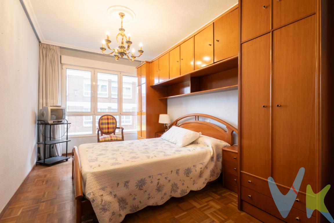 Preciosa vivienda en la zona del solarón, a menos de 3 minutos de la playa de Poniente, y a 5 minutos de la playa de San Lorenzo. Se trata de una propiedad de 3 dormitorios, salón cocina y un baño (originariamente, había baño y aseo, por lo que se podría volver a recuperar las dos estancias). La vivienda tiene salón con una pequeña terraza y la habitación principal con vistas a la calle Belmonte Miranda, orientadas al Sur, donde las vistas al solarón, te dan una luminosidad única en la zona. Los otros dos dormitorios y la cocina, tienen vistas a un patio de manzana, bastante amplio. Toda la carpintería metalica exterior es de aluminio lacada con rotura de puente termico, Como característica principal de la cocina, dispone de una zona de lavadero, para poder hacer tu cuarto de lavado sin necesidad de perder espacio de zona de trabajo. La `puerta de acceso a la vivienda es acorazada de cuatro puntos. Vivir en pleno centro de Gijón, donde el coche pasa a ser secundario, aunque si se necesita, tenemos un amplio parking junto al edificio, tener todas las comodidades a nivel de comercios, restaurantes, tiendas de todo tipo a pie de calle, nos hace pensar que esta vivienda es el sitio ideal para crear tu vivienda habitual o incluso tu segunda residencia. No lo dudes más, llámanos y ven a visitarla. No dejes que nadie se te adelante.En el precio final , no están incluidos el Impuesto de transmisiones Patrimoniales, ni los gastos de notaría y Registro.