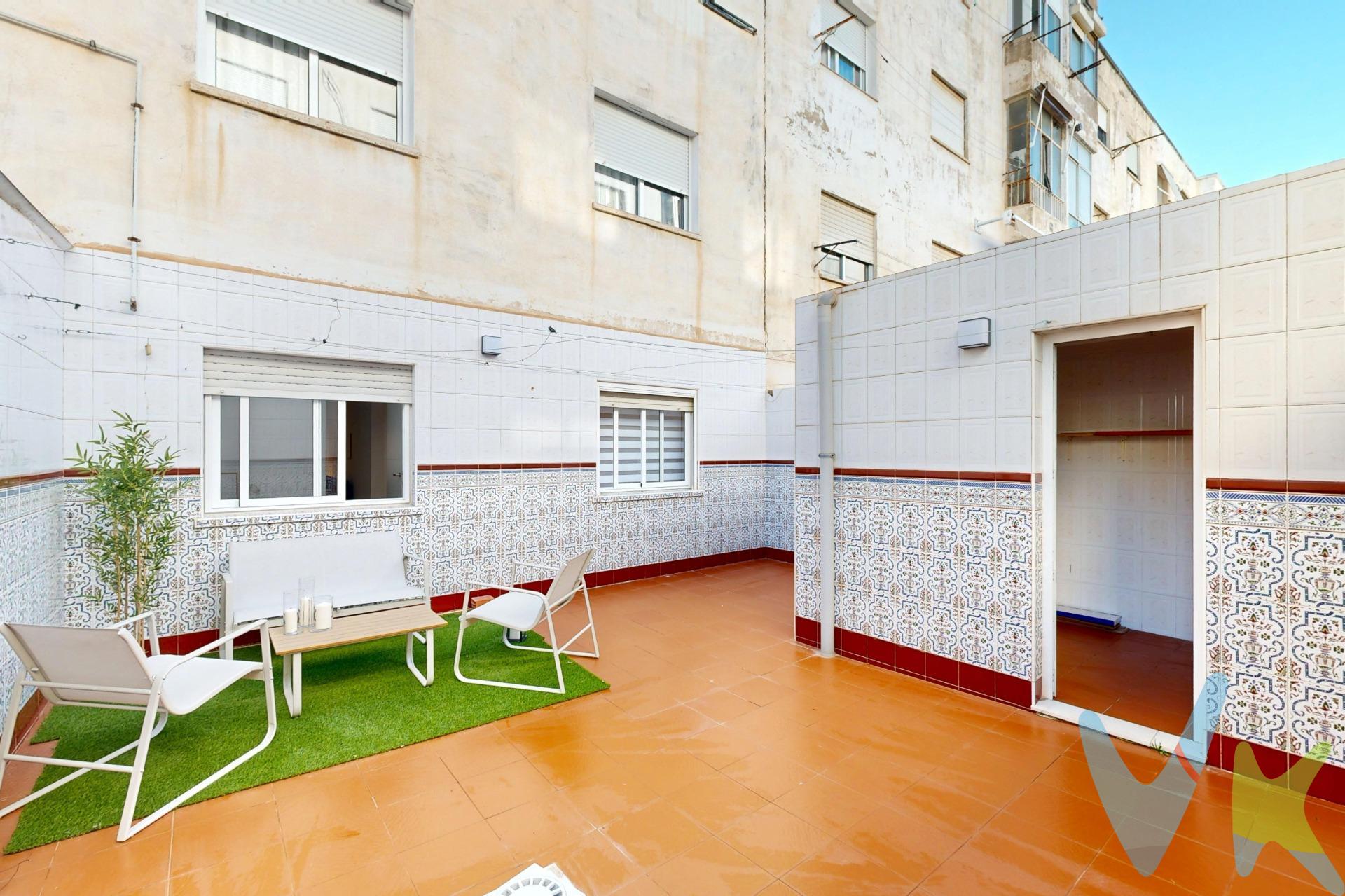 ¿Buscas un hogar donde el diseño moderno y los espacios abiertos se den la mano? Este bajo totalmente reformado de 85 m² es la combinación perfecta de estilo, amplitud y comodidad. Ubicado en la Urbanización Mediterráneo, esta vivienda ha sido renovada con materiales de calidad y un gusto exquisito, aprovechando cada rincón para ofrecerte el máximo confort. Distribución y características:. Zona de Día: Salón-comedor amplio y muy luminoso gracias a sus grandes ventanales, con suelos de tarima que aportan calidez a toda la casa. 3 Habitaciones: Espaciosas, tranquilas y llenas de luz natural, ideales tanto para dormitorios principales como para crear una zona de despacho o cuarto de juegos. Cocina de Diseño: Independiente y funcional, equipada con electrodomésticos modernos (horno, microondas encastrado y lavavajillas) y un elegante acabado que te encantará. La Joya de la Casa: Una espectacular terraza privada. Dividida en una zona de servicio y un increíble rincón chill-out con césped artificial, rodeado de un zócalo de azulejo tradicional que le da un carácter único y acogedor. ¡El lugar perfecto para tus cenas de verano!. A destacar:. 85 m² bien aprovechados, sin pasillos interminables. Reforma integral: fontanería, electricidad, suelos y ventanas. Carpintería exterior en aluminio blanco con persianas. Listo para entrar a vivir: trae tus maletas y empieza a disfrutarlo hoy mismo. Una oportunidad única para quienes buscan la comodidad de un bajo con el desahogo de una gran terraza privada en una de las zonas más consolidadas de Cartagena. ¡No dejes que se te escape! Contacta ahora para concertar tu visita. Para finalizar, queremos ofrecerte una experiencia inmobiliaria basada en calidad, cercanía y profesionalidad. Al contactar con nosotros, actuaremos como intermediarios, evitando molestias a la propiedad y acompañándote en todo el proceso, facilitándote la información y documentación necesarias para una compra cómoda y sin complicaciones. A continuación, te informamos de los gastos de compra no incluidos en el precio, para garantizar un proceso claro y tranquilo:. PVP: 159900€. No incluye gastos, impuestos y demás gastos que legalmente correspondan al comprador: ITP del 7,75% con carácter general; existen excepciones según normativa aplicable (1). Base imponible el mayor valor entre el precio de venta o el valor referencia catastral. Gastos Notaría y Registro: 1848€ aprox. según complejidad y aranceles vigentes (2). Financiación: gastos de hipoteca, tasación y gastos bancarios a cargo del comprador, según su necesidad y elección. Servicio doble de intermediación: Honorarios inmobiliaria a cargo del comprador: 3% precio final, más IVA (21%), salvo acuerdo contrario tras negociación, no incluidos en PVP. Operación y condiciones de compraventa sujeta a aceptación expresa del vendedor. Para acceder a información y documentación legalmente exigible por el consumidor: gesprocasa.es/consumidor. (1) Para una información exhaustiva sobre el funcionamiento, tipos impositivos y bonificaciones del ITP en la Región de Murcia, puedes consultar el portal oficial de la Agencia Tributaria Autonómica en el siguiente enlace: agenciatributaria.carm.es/ITPAJD. (2) Tarifas notariales y registrales reguladas en Anexo I Del Real Decreto 1426/1989 y, Anexo I Del Real Decreto 1427/1989, respectivamente.