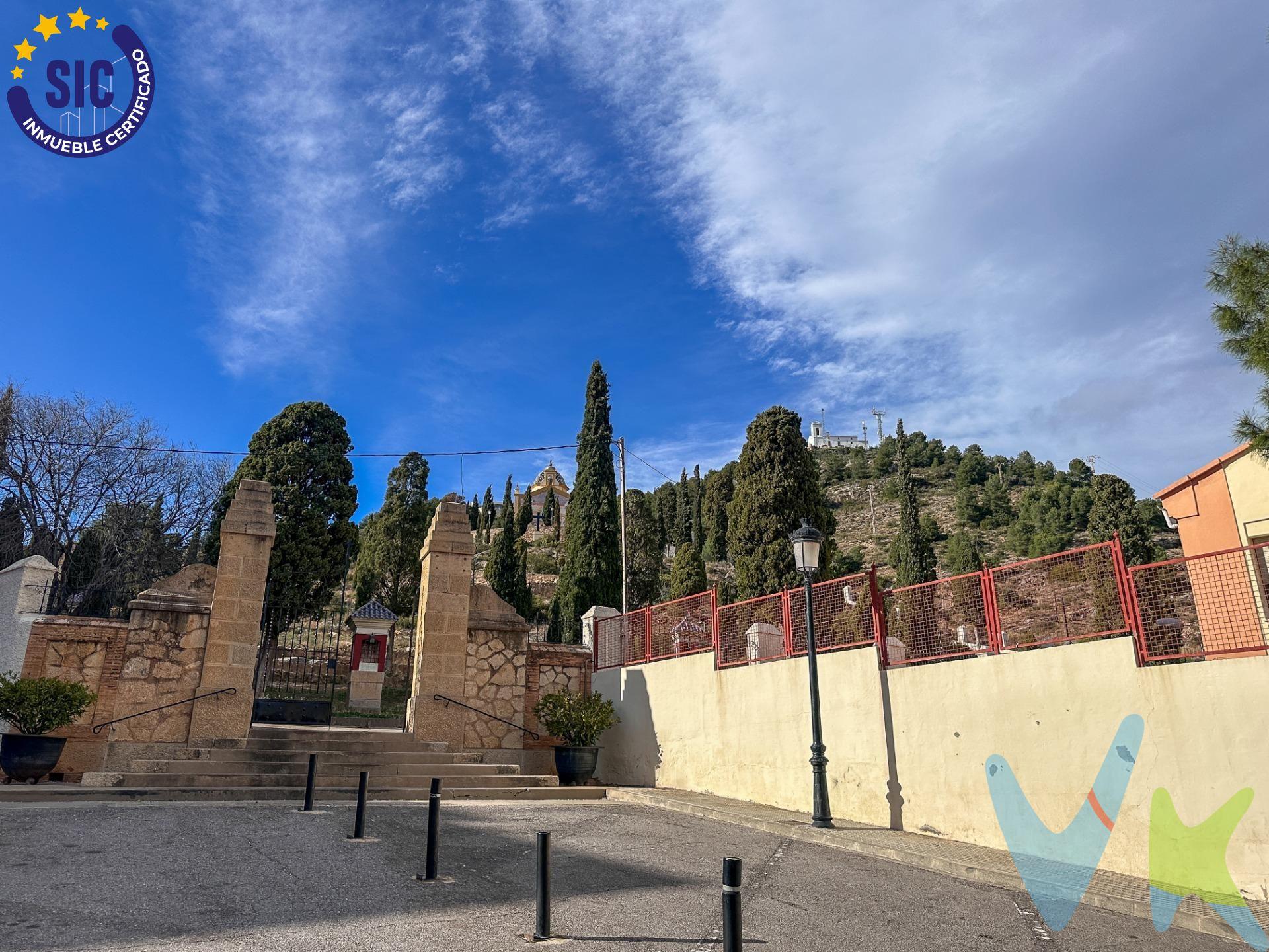 Presentamos un atractivo terreno urbano situado en la pintoresca parte alta del pueblo de Alcora. Este espacio cuenta con aproximadamente 150 metros cuadrados, actualmente designado como corral, lo que brinda una excelente oportunidad para aquellos interesados en construir su hogar ideal a medida y disfrutar de un encantador patio privado. Además, si eres inversor, este solar representa una opción estratégica perfecta: puedes desarrollar múltiples viviendas destinadas al alquiler y obtener así rendimientos atractivos a corto plazo. No pierdas esta valiosa oportunidad de adquirir un inmueble con potencial tanto residencial como comercial; el futuro te está esperando aquí. Este inmueble es en exclusiva, con lo que le facilitamos cualquier información sobre la vivienda. Por este motivo, solicitamos no molesten al propietario, ocupantes de la propiedad, vecinos o conserje de la comunidad. En todos los casos los precios expuestos son más impuestos y gastos derivados de la transmisión del inmueble.