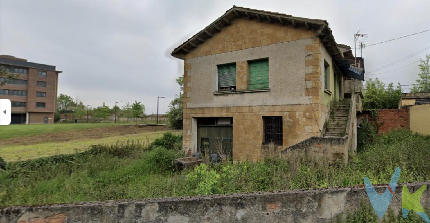 Ponemos a la venta esta vivienda situada en Calle Santuario 44.La edificación esta distribuida en dos plantas , planta baja con un espacio amplio sin distribuir y una primera planta con sala, cocina, y tres dormitorios.Ideal para promotores o inversores.Para conocer todos los detalles sobre esta propiedad imprescindible informarse.....llámanos!!! estaremos encantados de atenderte.En el precio no está incluido el 8% de transmisión patrimonial ni los gastos de registro y de notaría.