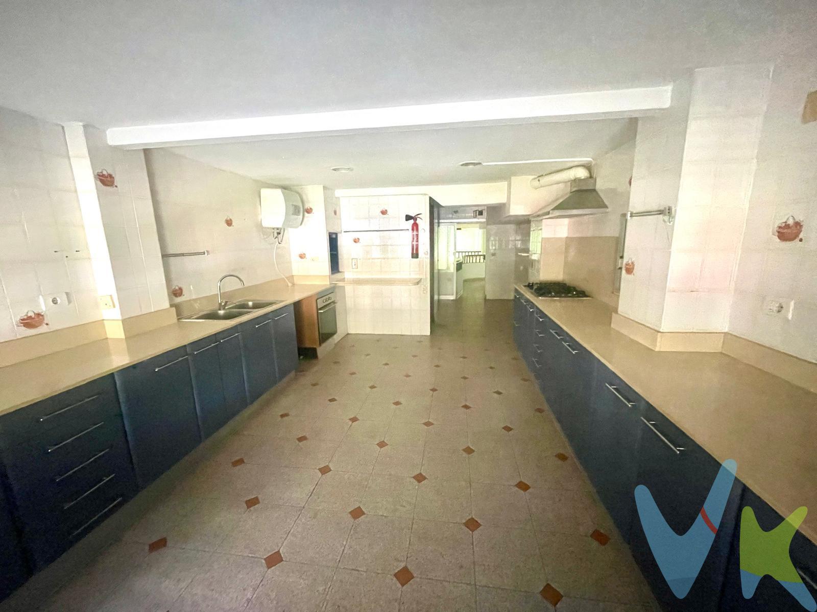 ¿Buscas un proyecto con potencial? Este local, anteriormente restaurante, ofrece una estructura versátil y un espacio con carácter que puedes transformar completamente. Dispone de:.         •     110 m2 útiles en primera planta. 	•	Doble altura, con planta superior (menos de 2,5 m) ideal como almacén o zona de apoyo. 	•	Dos baños ya instalados. 	•	Suministros dados de alta, lo que facilita el inicio de obra.         •	Gran potencial de reforma: crea un espacio moderno y funcional a tu medida. Necesita reforma integral, pero su configuración y ubicación lo convierten en una oportunidad perfecta para quien busque crear su propio negocio o invertir en un espacio singular. 🔑 Ideal para: estudio, taller, pequeño comercio, oficina o concepto híbrido. Haz realidad tu proyecto desde cero, adaptándolo a tu estilo y necesidades. Por mandato expreso del propietario comercializamos este inmueble mediante contrato de multi-exclusiva, por el cual numerosas agencias colaboradoras, nacionales e internacionales, ofrecen esta vivienda a sus potenciales compradores, todo ello garantizando un servicio de calidad, un trato fácil, sencillo y sin interferencias de terceros, ya que la gestión es a través de nuestra agencia. *Impuestos, gastos de compraventa tales como honorarios agencia y financiación no incluidos.