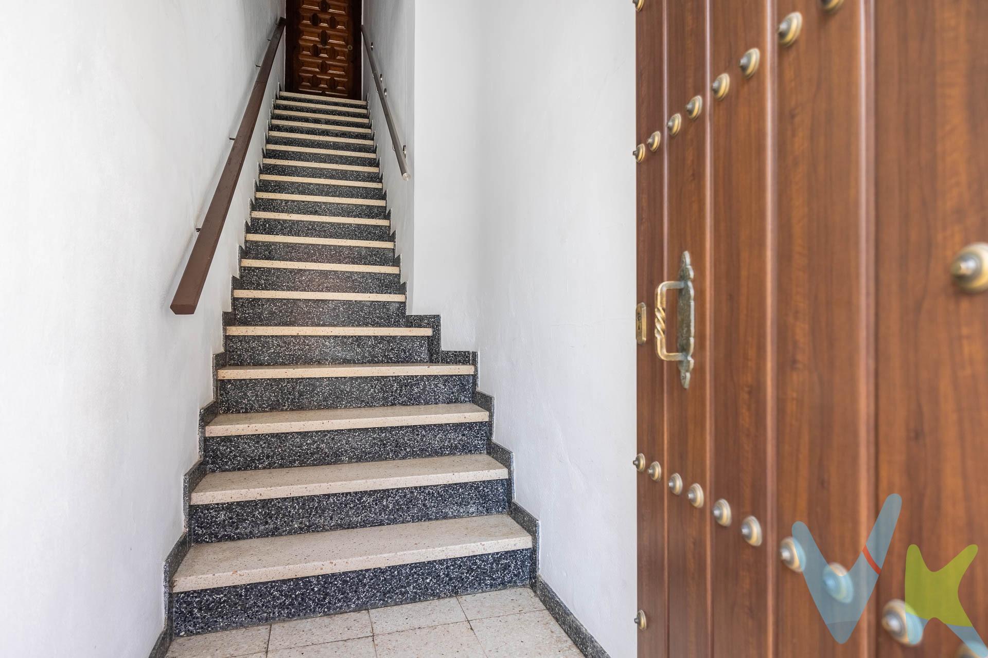 . 🏡 ¡Fantástico Piso en una primera planta, en San Juan de Aznalfarache – Sevilla!. Si buscas un hogar amplio, bien ubicado y listo para entrar a vivir, ¡este piso es para ti! A solo 4 km de Sevilla, disfrutarás de la tranquilidad sin renunciar a la cercanía de la ciudad. Distribución:. 📐 Primera planta de 150 m² con acceso independiente. ✔ 3 habitaciones amplias y luminosas. ✔ 2 baños completos. ✔ Salón con terraza de 8 metros. ✔ Cocina espaciosa y funcional. ✔ Patio con terraza, ideal para disfrutar en familia. ✔ Lavadero independiente. 🌞 Gran azotea, un espacio perfecto para relajarte, tomar el sol o crear tu propia zona de ocio. Ubicación inmejorable:. 🚇 A 10 min andando del metro. 🛒 A 5 min de supermercados. 🏫 A 10 min de colegios y parques. ♦️ A 100 m del centro de salud. Este piso es ideal para quienes buscan un refugio tranquilo sin alejarse de la comodidad de la ciudad. 📞 ¡No dejes pasar esta oportunidad! Contacta y agenda tu visita hoy mismo. 📄 Documento de Identificación Abreviado (DIA) disponible. 💰 Gastos de Registro, Notaría, Honorarios al comprador e Impuestos no incluidos en el precio. 
