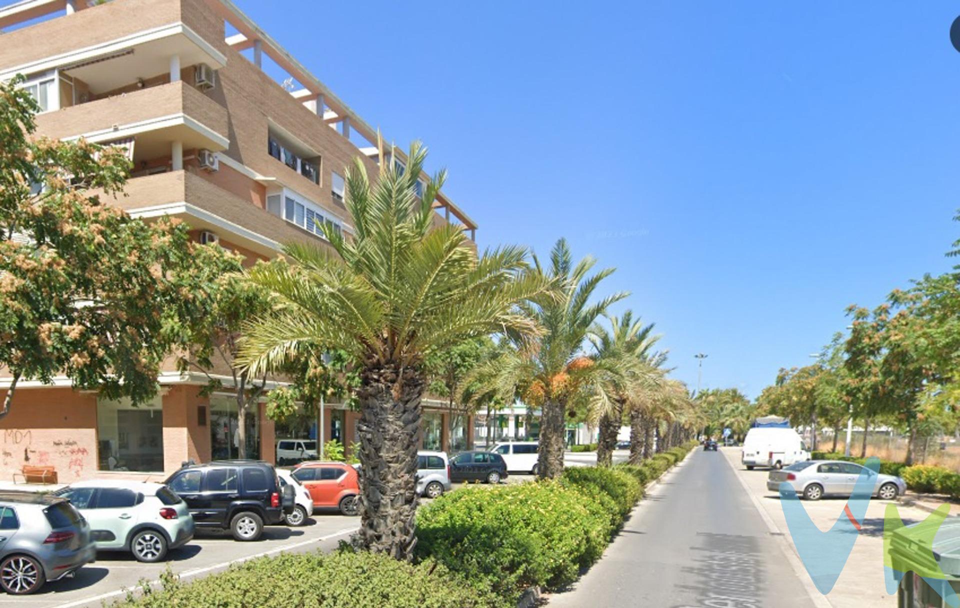 ESTUDIO EN VENTA - PUERTO SAGUNTO CENTRO. Tu primer hogar cerca de la playa. Estudio moderno en planta baja, perfecto para comenzar una nueva etapa. Ubicado en el centro de Puerto Sagunto, en edificio contemporáneo. ✓ Cocina completa para preparar tus comidas. ✓ Baño privado  . ✓ Salón luminoso para relajarte. ✓ Altillo con espacio adicional - perfecto como dormitorio o zona de estudio. ✓ A menos de 3 km de la playa. Lo que te va a encantar:. - Zona céntrica con vida y movimiento. - Transporte y servicios a pie de calle. - Espacios bien distribuidos y funcionales. - Edificio moderno y bien mantenido. - La playa a un paso en bici. *Uso actual comercial con posibilidad de cambio a residencial (trámites por cuenta del comprador). Un espacio que se adapta a tu estilo de vida, con todo lo necesario para empezar esta aventura. La descripción del presente inmueble e imágenes tienen mero carácter informativo y en ningún caso carácter contractual, pudiendo ser modificados por la inmobiliaria comercializadora sin que ello implique responsabilidad alguna frente a terceros. En el precio de venta a público, esta propiedad NO incluye los gastos de adquisición (Notario, registro, gestión, honorarios, etc…). 