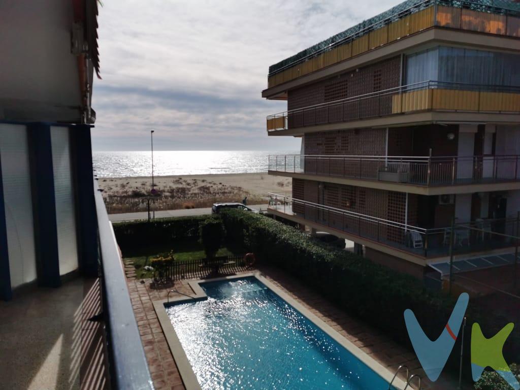 . Ubicado en una de las mejores zonas del litoral catalán, este fantástico apartamento se encuentra literalmente a 20 pasos de la playa. Solo cruzar la calle y estarás con los pies en la arena. La vivienda cuenta con tres habitaciones, una de ellas en suite y otro baño completo. Disfruta de balcón en ambas fachadas, uno con vistas directas al mar y otro con vistas al mar y a la zona comunitaria con piscina. . Está semi-reformado, con parquet y cocina actualizada hace 5 años, carpintería de aluminio, aire acondicionado y calefacción para garantizar confort todo el año. Ideal tanto como residencia habitual como inversión vacacional. Muy bien conectada con Barcelona y el aeropuerto. Además cuenta con trastero, garaje para un coche, y salón social equipado con Barbacoa, nevera, barra..Perfecto para celebraciones!. Actualmente hay inquilinos hasta octubre de 2026, con un alquiler de 1322,80€ mensual. ¿Te imaginas viviendo aquí? ¡Llama y ven a verlo! 🏖️✨. . NOTA :. En los importe ofertado no están incluidos los impuestos ni las tasas que se aplican en la compraventa o alquiler ni ninguno de los gastos de formalización. Las fotografías, vídeos y demás documentación gráfica pueden no corresponder con la realidad, sí como los metrajes y superficies no tienen carácter contractual. Salvo que se indique específicamente, los muebles y el equipamiento que aparecen en los anuncios no están incluidos en el precio. Tampoco están incluidos en el precios los gastos e impuestos de formalización de la compraventa : IVA, ITP, Notario, Registro, etc. 