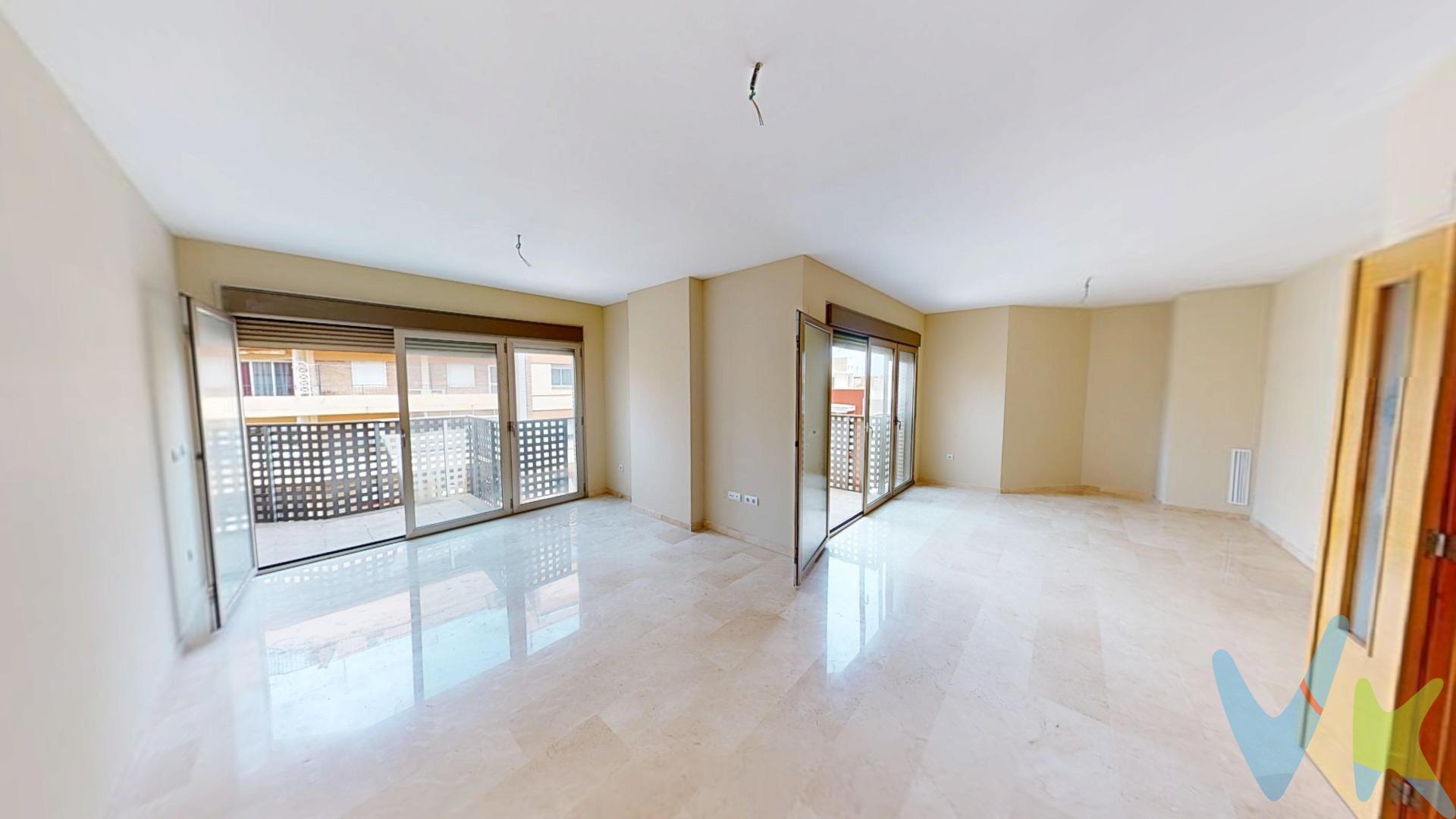Descubra su estilo de vida ideal en esta exquisita residencia en Oliva, donde la elegancia moderna se fusiona con el encanto mediterráneo. Esta impresionante propiedad de 106,0 m², situada en la última planta de un edificio construido en 2009, está para estrenar y cuenta con 3 dormitorios y 2 baños, ofreciendo el lienzo perfecto para sus aspiraciones.  . El corazón del hogar es una cocina contemporánea y sofisticada, con elegantes armarios grises brillantes y una amplia superficie de trabajo para dar rienda suelta a su creatividad culinaria. Imagine preparar comidas gourmet mientras recibe a sus invitados en este espacio con estilo.  . Los baños son un reflejo del lujo, con uno de ellos decorado con vibrantes azulejos rojos que aportan un toque audaz y lleno de energía a su rutina diaria. Los accesorios de alta calidad y los elementos de diseño moderno crean una atmósfera similar a la de un spa, perfecta para relajarse tras un día en las cercanas playas.  . La joya de la corona de esta propiedad es el amplio salón de 33,0 m², un refugio sereno que promete momentos de descanso y reuniones inolvidables. Las grandes ventanas en cada habitación inundan los espacios con luz natural, creando un ambiente luminoso y acogedor. Los armarios empotrados ofrecen un amplio almacenamiento, manteniendo su hogar ordenado y libre de desorden.  . Además, la vivienda dispone de una plaza de parking y un trastero incluidos en el precio, brindando comodidad y espacio extra para sus pertenencias. También cuenta con preinstalación de aire acondicionado para mayor confort durante todo el año.  . El edificio, construido en 2009, dispone de ascensor y se encuentra en la última planta, ofreciendo mayor privacidad y tranquilidad.  . Su ubicación es inmejorable, a solo 2,5 km de la playa, permitiéndole disfrutar de la brisa marina y las aguas cristalinas del Mediterráneo en pocos minutos.  . Oliva es una localidad con una oferta de ocio excepcional. Aquí se encuentra el prestigioso campo de golf Oliva Nova Golf Resort, que cuenta con un hotel de 5 estrellas y unas instalaciones de primer nivel para los amantes de este deporte. Además, Oliva es el escenario del Mediterranean Equestrian Tour, un evento de referencia internacional en el mundo de la hípica, atrayendo a jinetes de todo el mundo.  . Ya sea que busque una residencia permanente o una lujosa casa de vacaciones, este elegante piso ofrece la combinación perfecta de confort, estilo y ubicación. ¡Aproveche la oportunidad de elevar su experiencia de vida y haga realidad su sueño de vivir en el Mediterráneo!