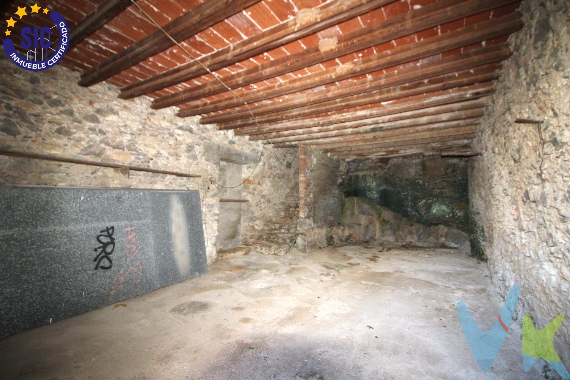 Se vende patio solar  cerrado con paredes y casa de dos alturas sin terminar y a reformar. Tiene acceso por dos calles, una puerta por Ramón y cajal para acceder al patio y otra por Pintor Sorrolla para acceder a la casa.  Ideal para construir tu hogar en un entorno acogedor, céntrico y con todos los servicios que ofrece el pueblo de Oropesa.  No dejes escapar tu sueño y ven a visitar !!!!!!. Los metros útiles son aproximados. Este inmueble es en exclusiva, con lo que le facilitamos cualquier información sobre la vivienda. Por este motivo, solicitamos no molesten al propietario, ocupantes de la propiedad, vecinos o conserje de la comunidad. . Muchas gracias por su comprensión. El precio indicado puede sufrir variaciones. En todos los casos los precios expuestos son más impuestos y gastos derivados de la transmisión del inmueble.