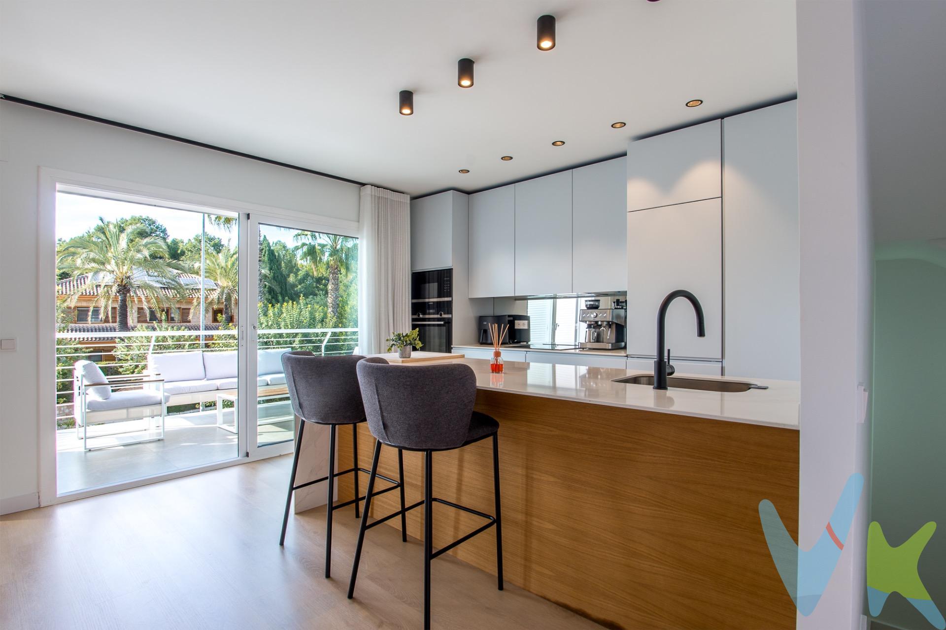 . Crea el hogar que siempre has soñado e imagina abrir la puerta de tu casa y sentir que llegas siempre a un pequeño oasis en Altorreal, una de las zonas residenciales más deseadas de Murcia. La zona de día te recibe con un amplio salón-comedor y una cocina americana que se integra en el espacio como si fuera una pieza más de diseño. La luz entra a raudales y se prolonga hacia la terraza, un rincón perfecto para desayunos tranquilos, cenas de verano o tardes de lectura. El aseo de cortesía, oculto en el panelado, aporta un toque sofisticado que sorprende a cada visita. En la planta baja, la zona de descanso invita al relax. Tres dormitorios con salida directa a la parcela crean una conexión constante con el exterior. El dormitorio principal, en suite y con vestidor, se convierte en tu refugio privado, un lugar donde desconectar al final del día. El resto de dormitorios son perfectos para familia, invitados o incluso un despacho acogedor. La parcela, con piscina privada, es el verdadero escenario de tus futuras reuniones, cumpleaños, tardes de verano interminables y ratos de juego con los más pequeños. Es esa zona exterior que siempre has imaginado cuando pensabas en “tener tu propio chalet”. Y en la buhardilla, un espacio diáfano de unos 30 m² con baño completo abre un abanico de posibilidades: sala de cine, zona de teletrabajo, gimnasio, habitación de invitados… lo que hoy necesitas y lo que mañana tu estilo de vida te vaya pidiendo. Esta casa no es solo una vivienda reformada: es una forma de vivir, con privacidad, luz, espacio y una energía muy especial. 🔑 Comercialización en multidifusión. Por mandato expreso del propietario, este inmueble se comercializa en multiexclusiva, lo que garantiza un acceso completo a la información, un servicio profesional y una gestión ordenada, sin interferencias de terceros. Si eres agente inmobiliario y tienes un cliente interesado, estaremos encantados de colaborar. Contáctanos sin compromiso. 🤝 Una compra tranquila y bien acompañada. Al contactar directamente con nosotros, evitarás molestias innecesarias a la propiedad. Nos encargamos de toda la intermediación, facilitándote la documentación, la información necesaria y un trato cercano, claro y sin complicaciones. Te informaremos con total transparencia de todos los aspectos de la compra, incluidos gastos y honorarios de agencia para que tomes decisiones con calma y seguridad. Nuestra forma de trabajar se basa en algo muy sencillo:. Calma → la tranquilidad de comprar tu vivienda con acompañamiento profesional en todo el proceso con nosotros. ℹ️ Información legal. La descripción del inmueble y las imágenes publicadas tienen carácter meramente informativo y no contractual. El precio ha sido fijado por la propiedad y podría sufrir variaciones hasta su formalización en contrato de compraventa. A continuación, te informamos de los gastos de compra no incluidos en el precio, para garantizar un proceso claro y tranquilo:. PVP: 449.900€. No incluye gastos, impuestos y demás gastos legalmente correspondan al comprador: ITP del 7,75% con carácter general; existen excepciones según normativa aplicable (1). Base imponible el mayor valor entre el precio de venta o el valor referencia catastral. Gastos Notaría y Registro: 1.900€ aprox. según complejidad y aranceles vigentes (2). Financiación: gastos de hipoteca, tasación y gatos bancarios a cargo del comprador, según su necesidad y elección. Servicio doble de intermediación: Honorarios inmobiliaria a cargo del comprador: 3% precio final, más IVA (21%), salvo acuerdo contrario tras negociación, no incluidos en PVP. Operación y condiciones de compraventa sujeta a aceptación expresa del vendedor. Para acceder a información y documentación legalmente exigible por el consumidor: https://www.inmotasa.es/consumidor/. 