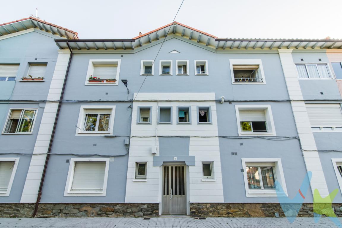 ¿Busca un hogar con carácter y una ubicación inmejorable? Este piso de 80 m² construidos en la zona de la Atalaya ofrece la base perfecta tanto para una vivienda habitual como para un refugio de descanso e inversión a un paso de Cudillero.🏠 Espacios amplios y funcionalesLa vivienda se encuentra en buen estado de conservación y permite la entrada inmediata, aunque su esencia clásica ofrece una oportunidad magnífica para adaptarla y modernizarla a su gusto:3 Dormitorios dobles: Espacios generosos que garantizan el confort de toda la familia o una alta capacidad para alquilar.Salón-comedor: Un espacio acogedor y exterior que recibe abundante luz natural.Cocina independiente:  equipada y con el práctico añadido de una pequeña terraza.Baño completo: Con bañera y acabados cerámicos.Calidades: Suelos de tarima y corcho que aportan calidez, carpintería exterior que combina madera y aluminio, y puerta de seguridad.📍 Ubicación estratégica: Relax y ConectividadSituado en un entorno tranquilo que invita al descanso, pero con la ventaja de tenerlo todo a mano:Vida local: A escasos minutos caminando del corazón de Cudillero, sus servicios, colegios y centros de salud.Comunicaciones: Excelente conexión con la autovía, facilitando el acceso al aeropuerto y a las principales ciudades de Asturias.Naturaleza: Rodeado de rutas de senderismo y muy cerca de las playas más espectaculares del Cantábrico.💰 Una inversión inteligenteCon un precio de 107.000 EUR y unos gastos de comunidad bajísimos (40 EUR/mes), esta propiedad es ideal para quienes buscan un proyecto de actualización progresiva en una zona de revalorización constante.Detalles técnicos:Planta 2ª exterior, muy luminosa.Calefacción individual de gasoil y agua caliente por termo eléctrico.Edificio sin ascensor.PRECIO DE VENTA SIN GASTOS NI IMPUESTOS INCLUIDOS: El precio de venta no incluye gastos de notaría, registro de la propiedad, gestoría, ni el Impuesto de Transmisiones Patrimoniales (ITP) o el IVA/AJD. HONORARIOS: El precio de venta no incluye los honorarios que se devengan a cargo del cliente comprador por la prestación de servicios de asesoramiento y gestión. El importe asciende al 2%, con un mínimo de 2.000 EUR, del Precio de Venta (IVA no incluido). Dichos honorarios deberán ser abonados a la firma de la escritura pública. 