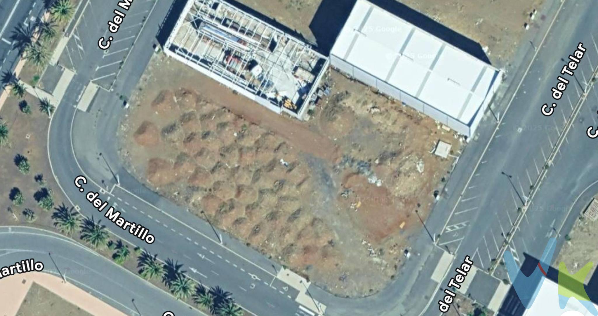 Parcelas industriales y de almacenamiento en venta en Espinales, Arinaga (Gran Canaria). Descubre una oportunidad única de inversión en el Polígono Industrial de Espinales,. Arinaga. Se ofrecen dos parcelas contiguas completamente urbanizadas y planas, con todas las acometidas de servicios disponibles (agua, electricidad, alcantarillado, etc.). Situadas junto a grandes superficies comerciales y marcas reconocidas, estas parcelas gozan de visibilidad directa desde la carretera GC-1, asegurando un flujo constante de potenciales clientes y negocios. Características principales: . Superficie: Parcela 1 de 580 m² y Parcela 2 de 562,50 m² (superficie total de 1.142,50. m²).  Estado y servicios:.  Terrenos totalmente parcelados y llanos, listos para construir. Disponen de acceso a agua, luz y saneamiento integrados. Uso: . Aptas para uso industrial, almacenamiento o venta directa al público, lo que permite múltiples opciones de negocio.  Edificabilidad:.  Posibilidad de construir dos plantas, maximizando la capacidad y funcionalidad de la inversión. Precio: . 481.500 € por la totalidad de la superficie, una inversión competitiva dada su ubicación y potencial. Ubicación estratégica. Las parcelas se encuentran en un entorno consolidado de desarrollo industrial y comercial. Arinaga es una de las zonas más dinámicas de Gran Canaria, con un fuerte crecimiento. empresarial en la última década. Actualmente alberga cientos de empresas y miles de. empleos, y se proyecta una ampliación de suelo industrial junto con la creación de parques tecnológicos que impulsarán la innovación. Además, la presencia de la Zona Franca y la Zona Especial Canaria (ZEC) refuerzan su atractivo como enclave empresarial. La accesibilidad es excelente: están cerca del Puerto Industrial de Arinaga, del Aeropuerto de Gran Canaria y conectadas por la Autopista GC-1, lo que facilita la logística y movilidad. Al mismo tiempo, la proximidad a reconocidas superficies comerciales garantiza un entorno vibrante con gran afluencia de clientes locales y foráneos. Esta combinación convierte a las parcelas en un punto de partida ideal para proyectos industriales, comerciales y de servicios. No deje pasar esta oportunidad exclusiva. Para más información, condiciones y visitas,. contacte con nuestros agentes inmobiliarios. ¡Haga realidad su proyecto empresarial hoy mismo!. . 📝 Información adicional:. El precio no incluye impuestos de transferencia, gastos notariales, gastos de registro ni cualesquiera otros honorarios que puedan corresponder según ley. Los datos proporcionados son orientativos y pueden estar sujetos a errores u omisiones involuntarias. 