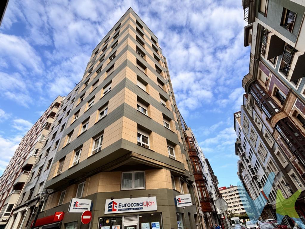  Presentamos esta excepcional oportunidad de adquisición en el centro de Gijón: Coqueto apartamento disponible para la venta.Situado en una ubicación envidiable, a escasos 100 metros de la Plaza San Miguel, este inmueble ofrece la ventaja de residir en el corazón de la ciudad, rodeado de todas las comodidades y servicios que se puedan necesitar.Este acogedor apartamento cuenta con una habitación, salón, cocina independiente y baño, un espacio funcional y cómodo. Los 40 metros cuadrados útiles del inmueble han sido inteligentemente distribuidos para maximizar cada rincón, brindando una atmósfera de amplitud y luminosidad.Situado en la sexta planta de un edificio con fachada rehabilitada, cuenta con un ascensor para 4 personas. Destaca su localización privilegiada en el centro de Gijón, a menos de 5 minutos caminando de la Playa de San Lorenzo, lo que añade un valor incalculable para quienes disfrutan del mar y de actividades al aire libre.La vivienda se encuentra alquilada en 690 EUR, con contrato en vigor hasta abril de 2030, en el que se deberá subrogar el comprador, por lo que es una muy buena opción de inversión, cobrando la renta desde el primer mes, sin tener que realizar ningún gasto en la vivienda.Estamos aquí para asistirte y resolver cualquier duda que puedas tener, asegurando así una experiencia de compra transparente y satisfactoria.Confía en Profesionales acreditados. Disponemos de las certificaciones CRS y Realtor y todos nuestros agentes tienen la titulación AIR (Agentes inmobiliarios Registrados). Tenemos más de 30 años de experiencia en el sector. Todas las cantidades recogidas como depósito están garantizadas mediante seguro de caución.Consulta nuestras reseñas en Google y descubre por qué tantos clientes confían en nosotros.El precio NO incluye: Impuestos, gastos de Notaría, registro y honorarios de los servicios contratados por los compradores a la Agencia Inmobiliaria. 