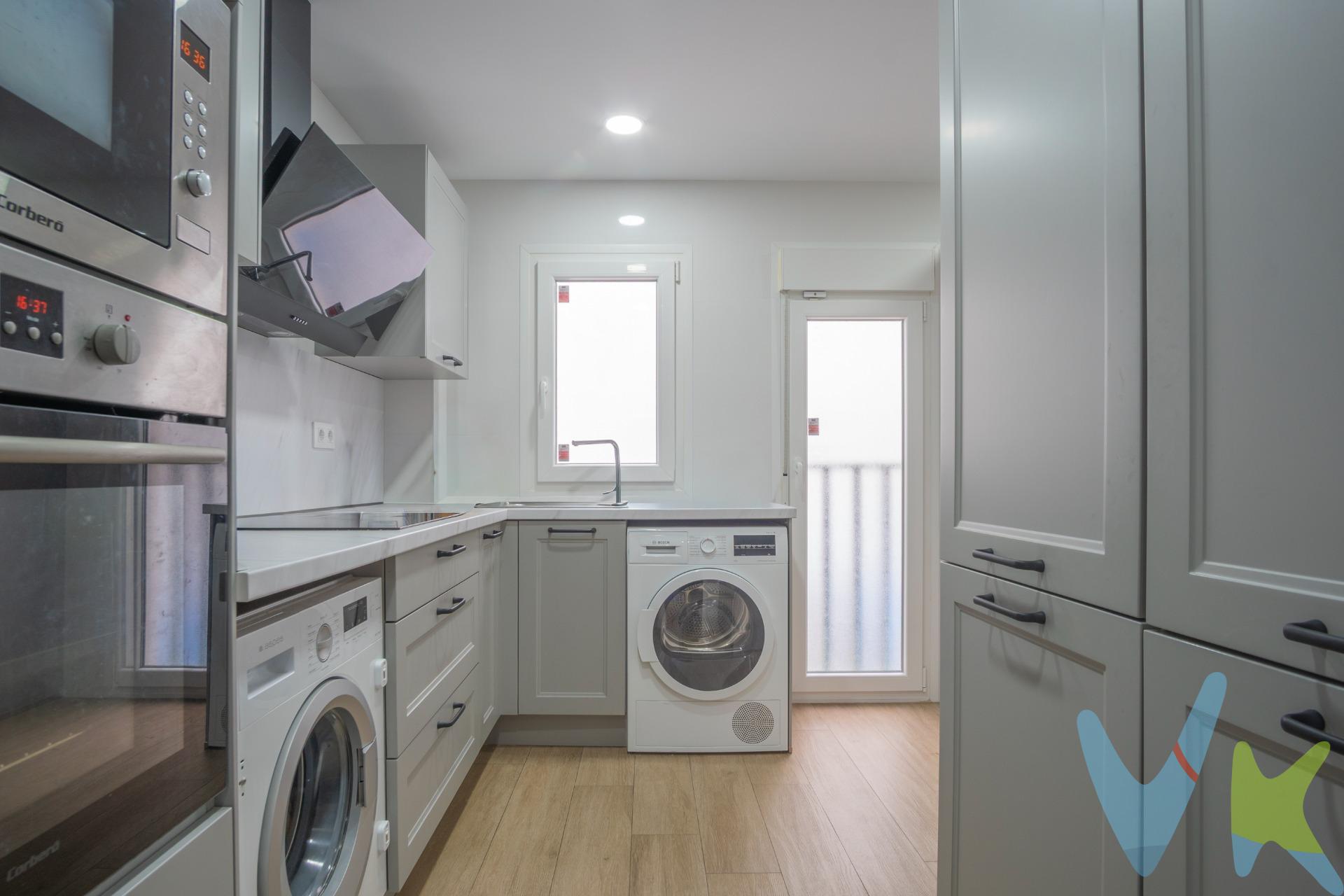 Descubre este espectacular piso totalmente reformado con un gusto exquisito, donde cada detalle ha sido cuidadosamente elegido para ofrecer confort, estilo y calidad. La vivienda destaca por sus excelentes acabados y materiales, creando un ambiente moderno y acogedor que invita a quedarse. Cuenta con cuatro amplias habitaciones y dos baños completos, ideales para familias o quienes buscan espacio extra para teletrabajar o recibir invitados. La distribución es práctica y luminosa, aprovechando al máximo cada rincón del hogar. Uno de sus grandes atractivos es su agradable terraza, perfecta para disfrutar del aire libre, junto con sus vistas completamente despejadas hacia la bahía, que aportan una sensación de tranquilidad y amplitud difícil de encontrar. Ubicado en una zona estratégica para la salida de San Fernando, el piso ofrece una excelente conexión tanto en coche como en transporte público. Además, se encuentra muy cerca de Bahía Sur y a pocos pasos de la zona de Hornos Púnicos, donde tendrás a tu alcance todo tipo de servicios, comercios y comodidades. En definitiva, se trata de un piso con mucho encanto, listo para entrar a vivir, que combina ubicación, calidad y estilo en un entorno privilegiado. --. El consumidor tiene derecho a recibir el Documento Informativo Abreviado (D.I.A.), conforme a la normativa vigente, junto con la información adicional relativa a la vivienda, que se encuentra a su disposición en nuestra oficina, sita en Calle Real 209, San Fernando (Cádiz), y en el correo electrónico hola@aticosinmobiliaria.net. El precio indicado no incluye los gastos, impuestos y tributos inherentes a la compraventa, cuyos importes podrán facilitarse de forma estimada o calcularse de manera más precisa, entregándose el desglose correspondiente en el D.I.A., durante la visita al inmueble. - Operación sujeta a ITP, cuyo tipo general es del 7% respecto al precio de venta, pero que en casos especiales se puede ver reducido al 6% o 3,5% en virtud de lo dispuesto en el Ley 5/2021, de 20 de octubre, de Tributos Cedidos de la Comunidad Autónoma de Andalucía.  - En caso de que el comprador decida adquirir la vivienda a través de la agencia, deberá abonar unos honorarios equivalentes al 3 % del precio final de compraventa, con un mínimo de 3.500 €, más IVA. - Los gastos aproximados de Notaría y Registro se cifran entre 1000 € y 1600 € aproximadamente, el importe exacto dependerá del precio final de la compraventa, número de copias de la escritura, número de páginas de la escritura, complejidad, etc, en virtud de lo dispuesto en el Anexo I del Real Decreto 1426/1989, por el que se aprueba el arancel general de Notaría, y el Anexo I del Real Decreto 1427/1989, por el que se aprueba el arancel de los Registradores de la Propiedad. - En caso de necesidad de financiación bancaria para la compra, los gastos de la misma deberán ser obtenidos de la entidad bancaria que vaya a financiar la operación. - Se hace constar que la agencia efectúa una labor de intermediación, y que las condiciones finales de la compraventa quedan sujetas a la aceptación expresa de la parte vendedora y a la ulterior formalización del contrato. -Por mandato expreso del propietario, comercializamos este inmueble en exclusiva, lo que te garantiza acceso a toda la información, un servicio de calidad, un trato más ágil, sencillo y sin interferencias de terceros. Por ello, te rogamos no molestar al propietario, a los ocupantes del inmueble o a los vecinos. Gracias por tu comprensión.