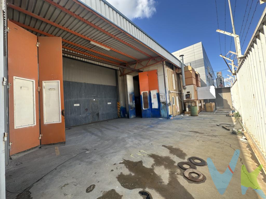  **Venta de Nave Industrial en Rafelbuñol-Rafelbunyol**Presentamos una excelente oportunidad para adquirir una nave industrial estratégicamente ubicada en el polígono de Rafelbuñol-Rafelbunyol. Este espacioso inmueble ofrece una envidiable versatilidad y está listo para adaptarse a diversas actividades empresariales o logísticas.Con un total de 1,504 metros cuadrados construidos, de los cuales 1,332 son útiles, esta propiedad combina espacio y funcionalidad. La nave, edificada en 2007, se encuentra en perfecto estado, con puente grúa  y adaptada a las necesidades contemporáneas del sector industrial. Su moderno diseño y estructura sólida garantizan una inversión duradera para su negocio.El inmueble dispone de un trastero, ideal para almacenamiento extra de materiales o productos, optimizando el uso del espacio principal. Además, cuenta con un aseo completamente equipado, asegurando comodidad para todos los trabajadores o visitantes.Una de las principales ventajas de esta ubicación es su excelente conectividad. A tan solo unos minutos a pie se encuentra la estación de metro, lo que facilita el acceso tanto para empleados como para proveedores. Esta característica, junto con su proximidad a importantes vías de comunicación, convierte a la nave en un punto estratégico para cualquier operación logística o de distribución.El entorno industrial de Rafelbuñol-Rafelbunyol es conocido por su dinamismo y desarrollo continuo, lo que lo hace atractivo para empresas que buscan un ambiente con potencial de crecimiento y cooperación. Al invertir en esta nave, te estarás ubicando en una zona industrial consolidada, rodeado de negocios exitosos y teniendo a tu alcance una base de clientes potenciales significativa.Amplios espacios dentro de la nave permiten una distribución óptima de las áreas de trabajo o almacenamiento, adaptándose fácilmente a las exigencias específicas de cualquier proyecto empresarial. La altura de los techos y la robustez de la estructura son elementos destacados que permiten la instalación de maquinaria pesada o equipos de gran volumen, sin comprometer la integridad del edificio.Desde un punto de vista inversor, este inmueble ofrece una excelente relación calidad-precio, siendo una oportunidad excepcional en el mercado actual. Las características del edificio, junto con su ubicación privilegiada, aseguran no solo un uso eficiente para el propietario, sino también un valor añadido a medio y largo plazo.Es importante destacar que contar con un inmueble tan versátil y bien ubicado no solo mejora la operatividad diaria, sino que también refuerza la imagen corporativa de cualquier empresa, dando una sensación de profesionalismo y estabilidad ante clientes y colaboradores.Para quienes buscan un espacio amplio, funcional y con una ubicación estratégica, esta nave en Rafelbuñol-Rafelbunyol es la elección perfecta. No pierda la oportunidad de desarrollar su negocio en un entorno que favorece el crecimiento y la eficiencia.Estamos a disposición para brindar más información y coordinar una visita. Descubra cómo este espacio puede transformarse en la base sólida que su empresa necesita para seguir adelante. Contáctenos y permita que esta nave se convierta en parte integral de su éxito empresarial. 