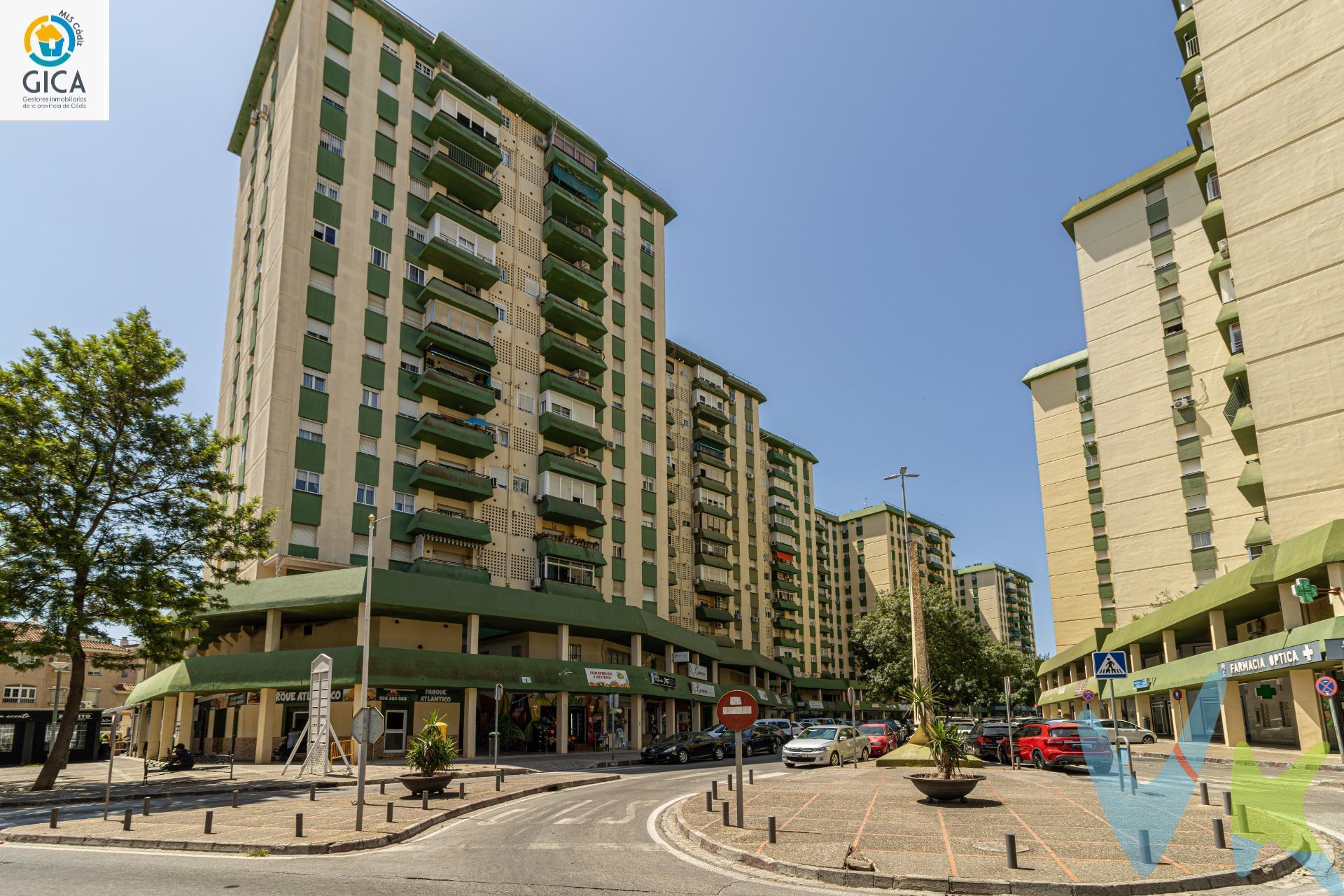 Amplio y luminoso piso en Parque Atlántico. Si buscas espacio y comodidad en una de las zonas más demandadas de Jerez, este piso en Parque Atlántico es la oportunidad perfecta. La vivienda destaca por su estupenda orientación, lo que garantiza una fantástica luz natural durante todo el día y un ambiente muy acogedor. El inmueble cuenta con una distribución ideal para familias, ofreciendo 4 dormitorios y 2 baños completos, uno de ellos equipado con un cómodo plato de ducha. La zona de día se compone de un gran salón comedor idóneo para reuniones y una amplia cocina independiente que incluye un práctico lavadero, el desahogo perfecto para el día a día. Ubicado en pleno Parque Atlántico, disfrutarás de la comodidad de tener todos los servicios a mano: colegios, comercios, supermercados y zonas verdes, además de una excelente conexión con el resto de la ciudad. Una vivienda con mucho potencial en una ubicación inmejorable. ¡Contacta con nosotros para concertar una visita antes de que se te adelante nadie!. Informamos a nuestros clientes de que los gastos de notaría, registro, gestoría, impuestos y los honorarios de la agencia no están incluidos en el precio. A su vez, disponemos del documento informativo abreviado de la propiedad (según decreto 218/2005, del 11 de octubre) y de seguro de caución, para la protección del dinero entregado como señal para la reserva de una vivienda. Por mandato expreso del propietario, comercializamos este inmueble en exclusiva, lo que le garantiza el acceso a toda la información, a un servicio de calidad, un trato fácil, sencillo y sin interferencias de terceros. Por este motivo, se ruega no molestar al propietario, a los ocupantes de la propiedad o a los vecinos. Muchas gracias por su comprensión. 