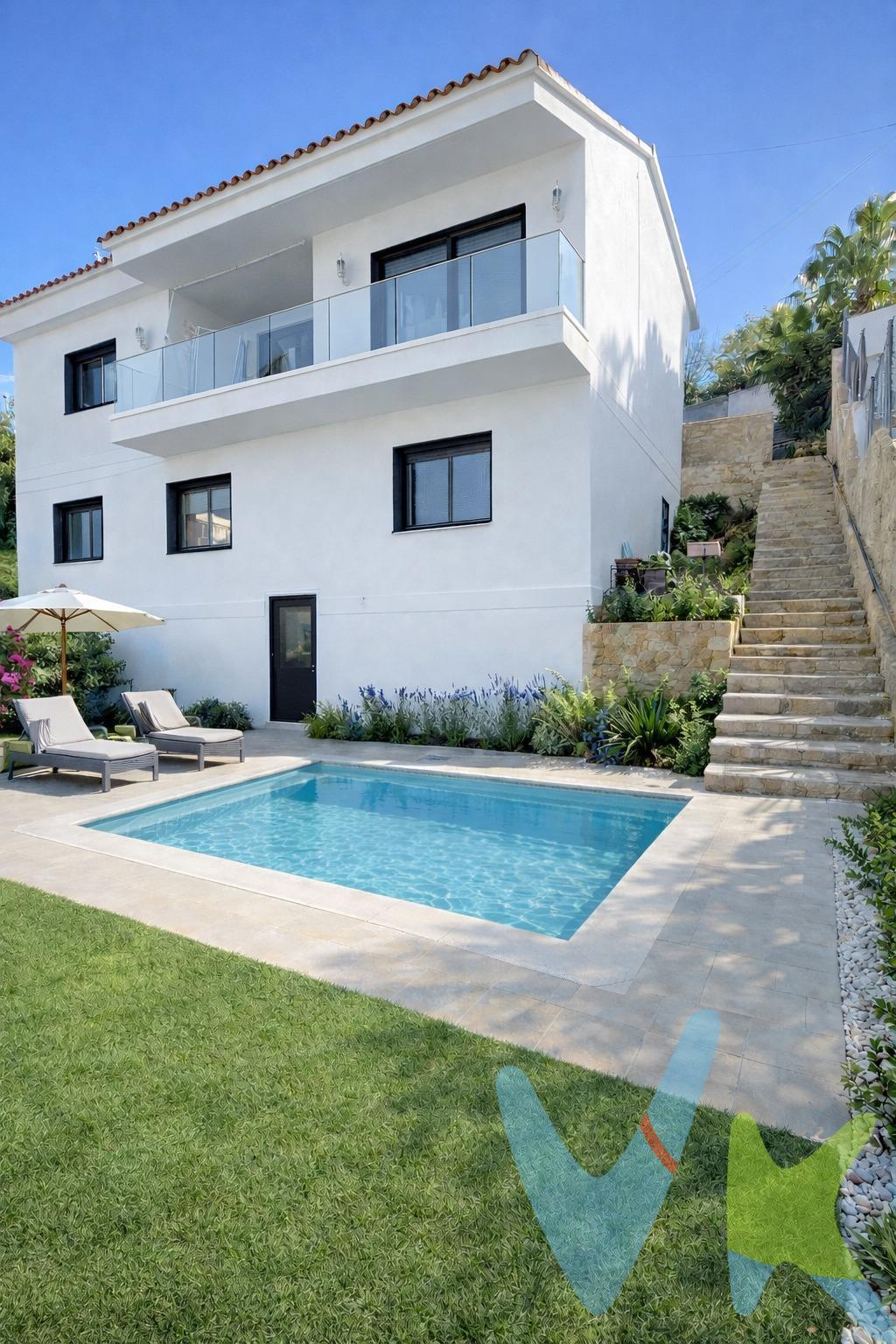 Chalet en Quintmar: Casa con vistas al mar y la montaña. Ubicada en el tranquilo y familiar barrio de Quintmar, esta casa reformada íntegramente ofrece la posibilidad de estrenar casa en una de las mejores zonas de Sitges. Con diferentes alturas y 230 m² construidos en una parcela de 600 m². Representa una excelente oportunidad para quienes desean crear una nueva historia. Situada en una zona elevada y rodeada de naturaleza, ofrece vistas despejadas al mar y a la montaña, a solo pocos minutos en coche del centro de Sitges, así como de supermercados, escuelas internacionales y todos los servicios necesarios para una vida cómoda. Características principales:. Planta de acceso: Vestíbulo acogedor y garaje cerrado de 36 m², ideal para la comodidad y seguridad. Planta principal: Amplia terraza orientada al suroeste, perfecta para disfrutar de atardeceres inolvidables y vistas a al mar; además, una cocina espaciosa y un salón luminoso que invitan a la convivencia. Planta -2: Una gran estancia diáfana con muchas posibilidades, ya sea un gimnasio, una sala de juegos o una sala de cine, incluso posibilidad de hacer un pequeño estudio ya que cuenta con un espacio extra. Planta -3: La suite principal con baño completo, vestidor y vistas panorámicas, otra habitación, un baño con ducha y una tercera habitación completan la zona de noche. Exterior y jardín:. El amplio jardín permite disfrutar de la piscina, crear una zona chill out, zona de bbq o simplemente disfrutar del aire libre en un entorno tranquilo y natural. . La vivienda está construida con estructura de hormigón, y ha sido reformada íntegramente en 2026. Un hogar para estrenar en una ubicación privilegiada, combinando tranquilidad, vistas y cercanía a la vibrante vida de Sitges. Las imágenes son renders con propuesta de decoración. El precio no incluye mobiliario ni elementos decorativos. Posibilidad de adquirir mobiliario similar al mostrado mediante presupuesto adicional. " Consigue la vivienda tal como aparece en las imágenes". NOTA :. En los importe ofertado no están incluidos los impuestos ni las tasas que se aplican en la compraventa o alquiler ni ninguno de los gastos de formalización. Las fotografías, vídeos y demás documentación gráfica pueden no corresponder con la realidad, sí como los metrajes y superficies no tienen carácter contractual. Salvo que se indique específicamente, los muebles y el equipamiento que aparecen en los anuncios no están incluidos en el precio. Tampoco están incluidos en el precios los gastos e impuestos de formalización de la compraventa : IVA, ITP, Notario, Registro, etc. Certificado energético 2K9QNQ4LP. Cédula Habitabilidad: 00220017001. Ref. Catastral: 1675010DF0617N0001MI. 