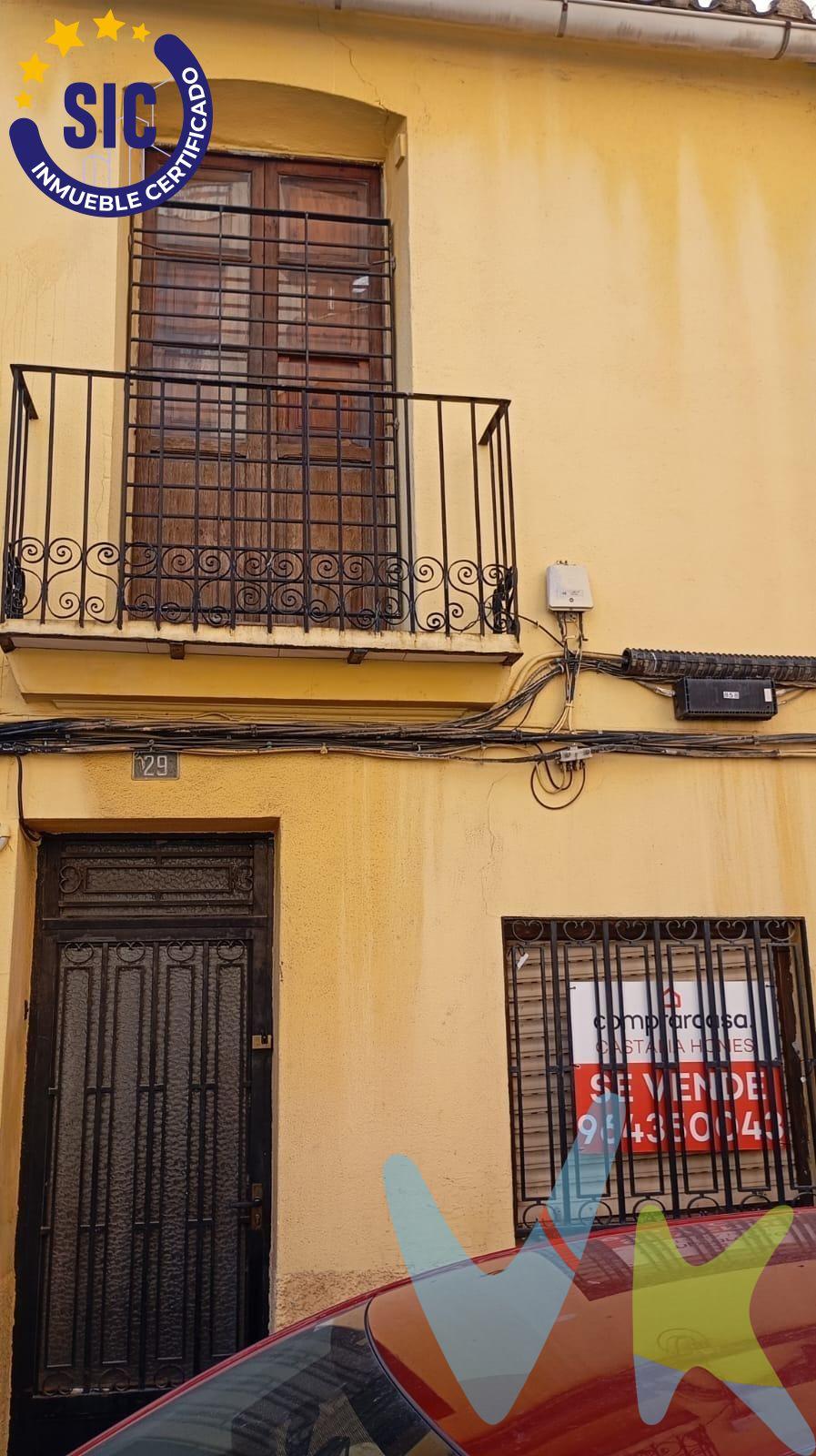 ¡Oportunidad única en el corazón de Castelló! Te presentamos esta encantadora casa para derribo de dos alturas, ubicada en una zona céntrica que te permitirá disfrutar de todo lo que la ciudad tiene para ofrecer. Con 69 metros de planta, esta propiedad es un lienzo en blanco esperando a que le des tu toque personal. Imagina las posibilidades: puedes diseñar el hogar de tus sueños, adaptándolo a tus necesidades y estilo de vida. Desde un acogedor salón donde recibir a tus amigos, hasta una cocina moderna y funcional, cada rincón puede transformarse en un espacio que refleje tu personalidad. La casa te brinda la oportunidad de crear un ambiente único y a tu medida. Ya sea que busques un refugio familiar, un espacio de trabajo o incluso una inversión para alquilar, este inmueble tiene el potencial para convertirse en lo que siempre has deseado. . Además, su ubicación céntrica te permitirá disfrutar de la vibrante vida de Castelló, con tiendas, restaurantes y servicios a solo unos pasos. ¡No dejes pasar esta oportunidad de dar rienda suelta a tu creatividad y construir el hogar que siempre has imaginado! Ven a visitarla y descubre todo lo que esta casa tiene para ofrecer. ¡Tu nuevo proyecto te está esperando!