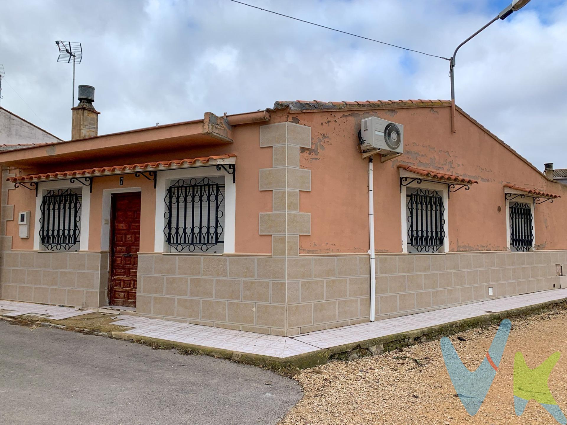 Tu refugio perfecto entre viñedos y aire puro 🌿🍇. En venta chalet pareado en La Plana d’Utiel (Valencia), de una sola planta y 95 m² construidos, ideal para quienes buscan tranquilidad y naturaleza sin renunciar a las comodidades. La vivienda dispone de 3 habitaciones con armarios empotrados, 1 baño completo, salón-comedor luminoso y cocina independiente. Construido en 1991 y en buen estado, cuenta con calefacción eléctrica, aire acondicionado y orientación sur-este, lo que garantiza luz natural durante todo el día. Ubicado en un entorno rodeado de viñedos, campos y rutas de senderismo, este chalet se encuentra a pocos minutos de Utiel, donde encontrarás supermercados, centro de salud, colegios, tiendas y estación de tren con conexión directa a Valencia y Madrid. La descripción del presente inmueble e imágenes tienen mero carácter informativo y en ningún caso carácter contractual, pudiendo ser modificados por la inmobiliaria comercializadora sin que ello implique responsabilidad alguna frente a terceros. En el precio de venta a público, esta propiedad NO incluye los gastos de adquisición (Notario, registro, gestión, honorarios, etc…).