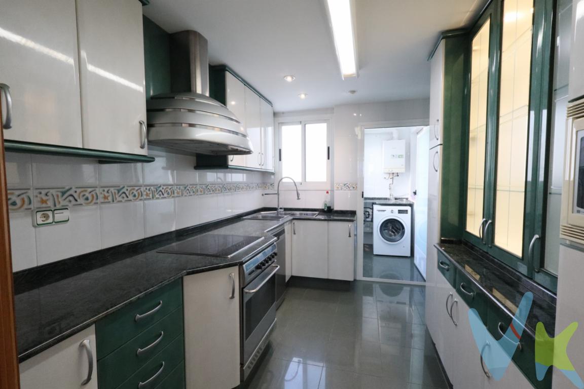  **Magnífico Piso en Venta en Castellar-Oliveral**Descubra esta excepcional oportunidad de adquirir un luminoso y espacioso piso ubicado en la zona de El Castellar y L\'Oliverar. Con aproximadamente 100 metros útiles, este encantador inmueble ofrece un espacio generoso y bien distribuido, ideal para satisfacer todas sus necesidades y proporcionar la comodidad que busca en su nuevo hogar.Al acceder al edificio, encontrará un cómodo ascensor que le lleva directamente a la quinta planta, donde se sitúa este atractivo piso. Desde la primera visita, quedará impresionado por la amplitud que ofrecen sus tres habitaciones. Cada una de ellas ha sido diseñada para maximizar el confort y dispone de suficiente espacio para personalizar a su gusto. La disposición del inmueble permite una excelente entrada de luz natural, creando un entorno cálido y acogedor.Uno de los elementos más prácticos de este piso es su aseo bien equipado, que ofrece funcionalidad sin comprometer el estilo. La distribución cuidadosa del espacio garantiza un uso óptimo de cada rincón del hogar. Con 107 metros construidos, la sensación de amplitud se ve reforzada por un diseño interior inteligente que prioriza el flujo natural entre las distintas áreas del inmueble.Ubicado en una de las zonas más solicitadas de Castellar-Oliveral, el piso se encuentra en un entorno bien comunicado, con una parada de autobús a poca distancia, facilitando así los desplazamientos hacia otras áreas de la ciudad. Esta característica lo hace ideal tanto para quienes trabajan en el centro como para aquellos que desean disfrutar de la paz de un entorno más local mientras permanecen conectados al bullicio urbano.Este piso no solo ofrece un espacio para vivir, sino que propone un estilo de vida deseable. Su proximidad a servicios esenciales como supermercados, colegios y parques garantiza que todo lo que necesita esté al alcance de su mano.La inversión en este piso en venta supone no sólo la adquisición de un lugar donde vivir, sino también la obtención de un refugio personal en un barrio lleno de vida. Su atractivo precio y condiciones lo convierten en una oportunidad imperdible para aquellos que buscan la combinación perfecta de confort y conveniencia.Por todos estos motivos, este magnífico piso es una oportunidad única en el mercado inmobiliario actual. Le invitamos a visitarlo para que pueda experimentar personalmente todo lo que tiene para ofrecer. No deje pasar esta ocasión de convertir este espacioso y acogedor piso en su nuevo hogar.Contacte con nosotros para obtener más información y coordinar una visita a esta propiedad verdaderamente única. Estamos seguros de que superará todas sus expectativas y se convertirá en el hogar que siempre ha deseado.  