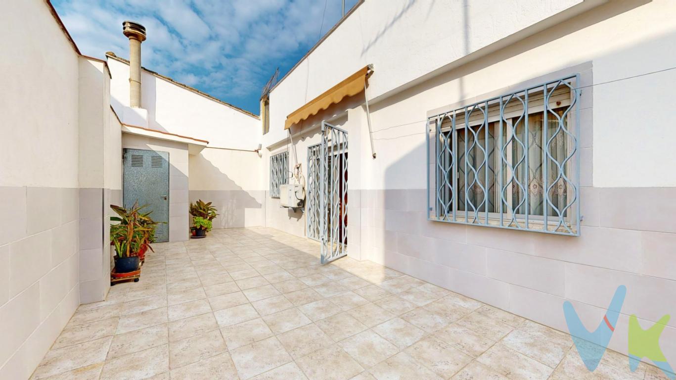 DOS EN UNO! PISO GRANDE CON TERRAZA Y PLANTA BAJA PARA GRAN GARAJE O ALMACÉN!  Estás ante una oportunidad de vivir en el centro de Torrent sin dificultad de aparcamiento, con la calma de calles peatonales y el disfrute de terrazas. Te presentamos una planta baja y encima un piso que conforman una casa completa. Empecemos por la vivienda... 140m² CON DOS TERRAZAS!! La vivienda goza de estancias grandes.. 5 habitaciones, una de ellas con baño incorporado y una gran armariada y otro baño que da servicio al resto de la casa. El salón comedor es amplio y luminoso, las posibilidades de poder decorarlo y distribuirlo son infinitas! además tiene salida a un amplio balcón aunque la vivienda está distribuida en una segunda zona donde al lado de la cocina gozas de un espacio ideal para una quinta habitación, segundo salón o salita que tiene salida a la terraza soleada y con paellero. Imagínate siendo el anfitrión perfecto para comidas con familiares o amigos en este espacio, o como los más pequeños pueden disfrutar del aire libre en su propia casa. Además hay otra terraza cubierta interior, a modo galería, al lado de la cocina para mayor desahogo. Pero no acaba aquí... Todo lo que es vivienda arriba sigue siendo tu propia terraza. Las posibilidades y los espacios son infinitos. Acabemos con la planta baja.. un espacio diáfano de 160m² donde ahora mismo caben 6 coches más motos y tus vecinos deseando alquilarte una plaza de garaje, o bien disfrutar de todo este espacio para grandes reuniones en invierno, almacén o tu garaje privado.En definitiva, una vivienda que presta muchas opciones y formas de vida, ven a imaginarte cuál puede ser la tuya y lo que esta casa te presta  Si tienes que vender antes tu vivienda, llámanos y te asesoramos cómo hacerlo para además tener los mínimos gastos posibles y todas las garantías. Agencia Registrada con el nº4039 en el Registro Obligatorio de Agentes Inmobiliarios de la Comunidad Valenciana Por mandato expreso del propietario, COMERCIALIZAMOS ESTE INMUEBLE EN EXCLUSIVA, lo que le garantiza el acceso a toda la información, a un servicio de calidad, un trato fácil, sencillo y sin interferencias de terceros. Por este motivo, se ruega NO MOLESTAR AL PROPIETARIO, a los ocupantes de la propiedad o a los vecinos. Muchas gracias por su comprensión.La oferta está sujeta a cambios de precio o retirada del mercado sin previo aviso. Este anuncio en su conjunto, incluyendo textos, fotos, imágenes o cualquier otro contenido de este, no es vinculante dado que la información es ofrecida por terceros y puede contener errores. Se muestra a título informativo y no contractual.El precio del inmueble no incluye los honorarios de la agencia que ascienden al 4%+IVA del precio final del inmueble, ni los gastos de notaría y registro de la propiedad (que están sujetos a aranceles y varían dependiendo del precio de escrituración), ni los impuestos (que en la Comunitat Valenciana varían dependiendo del precio del inmueble y de las características personales del comprador).Esta propiedad se pone a la venta con toda la documentación comprobada y en regla, por lo que ofrecemos GARANTÍAS a los compradores.