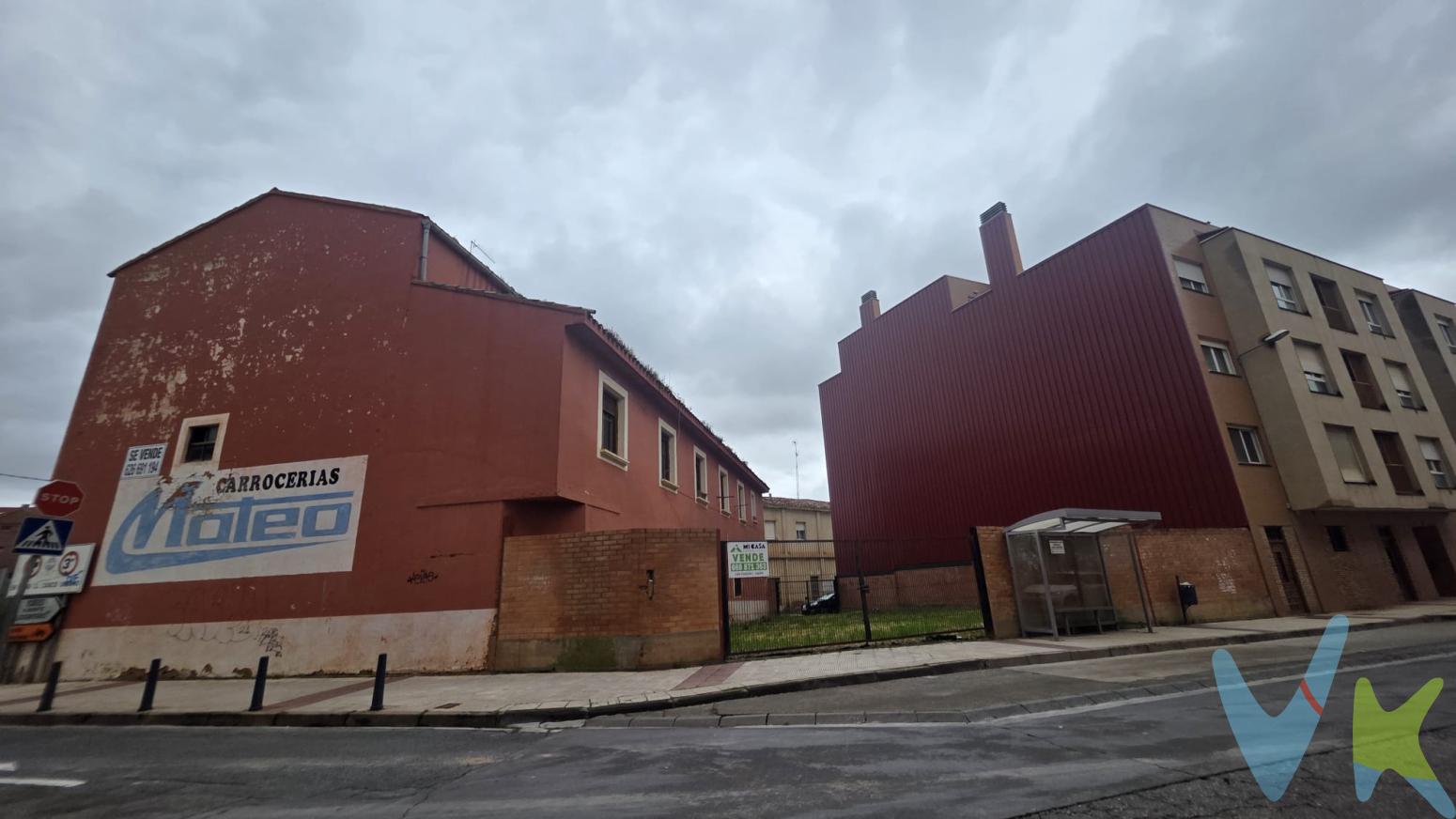 Solar para edificar en la zona centro del Pueblo, esquina con calle El Coso. Junto a parada de autobús urbano. Para Baja más tres alturas y más bajocubierta. Proyecto para construir entre 15 y 22 viviendas dependiendo de las superficies.