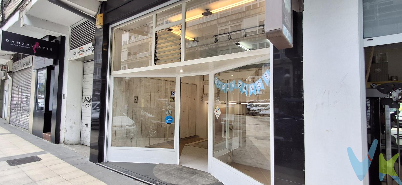Si estás buscando un espacio donde tu negocio pueda brillar, ¡lo acabas de encontrar! Este local comercial en pleno corazón de Torrelavega está situado en una zona de paso constante, rodeado de todos los servicios que hacen la vida más fácil tanto para ti como para tus clientes: bancos, tiendas, cafeterías... ¡todo al alcance de la mano!Al cruzar su gran escaparate (perfecto para captar todas las miradas), descubrirás un amplio espacio distribuido en dos plantas que se adapta a cualquier tipo de negocio que tengas en mente. La planta principal destaca por sus 5 metros de altura, lo que aporta una increíble sensación de amplitud y permite aprovechar el espacio vertical con estanterías, decoraciones o incluso un altillo.La superficie construida de 83 m² te da flexibilidad para diseñar el interior a tu gusto, mientras que su aseo te asegura la comodidad que necesitas en el día a día. Además, su orientación norte ayuda a mantener una temperatura agradable durante todo el año.Conservado en buen estado y con suelo de gres resistente, este local combina practicidad y estética. Es un lugar con historia, construido en 1971, pero preparado para dar la bienvenida a las ideas más modernas y vibrantes.Lánzate y conviértelo en el escenario perfecto para tu proyecto. Si sueñas con abrir tu negocio en una ubicación céntrica, visible y llena de oportunidades, este local en Torrelavega te está esperando. ¿Te imaginas ya detrás del mostrador? ¡No dejes pasar esta oportunidad!