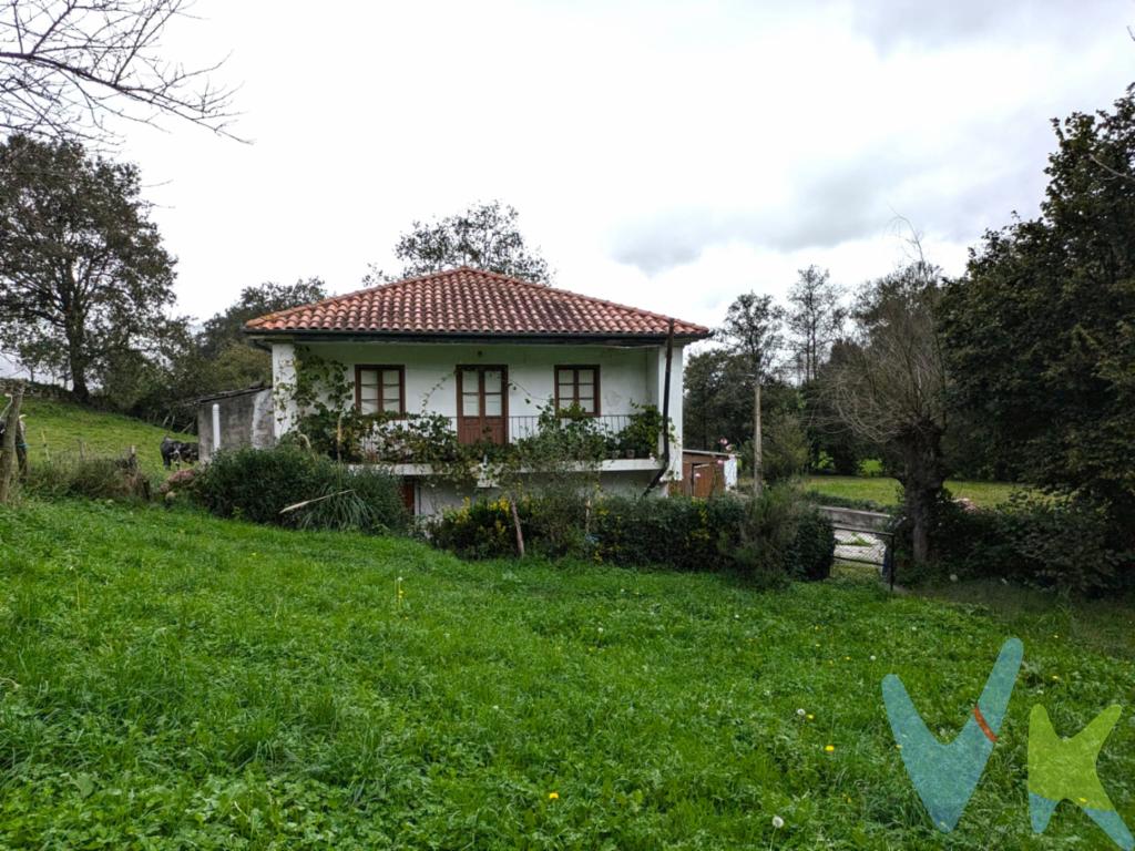Situada en el pintoresco Barrio de San Andrés, entre el río y la montaña, esta casa independiente, representa una oportunidad única para quienes valoran la autenticidad cántabra y buscan crear un hogar que refleje sus propios sueños en un entorno con encanto. Esta propiedad que antiguamente era una casa ganadera, conserva el carácter y la autenticidad de la arquitectura tradicional del norte de España. Actualmente, la vivienda brinda una magnífica oportunidad de reforma integral para adaptar cada rincón a tus gustos y necesidades. Con posibilidades de ampliación, puedes transformar la antigua cuadra y el pajar en estancias adicionales, creando un hogar aún más espacioso y funcional, ideal para el disfrute familiar o para desarrollar áreas personalizadas.  Rodeada de naturaleza y verdes paisajes, es un auténtico refugio de tranquilidad.  Ubicada a escasos minutos de la zona urbana de Los Corrales de Buelna, combina la serenidad de su entorno rural con la comodidad de tener servicios cercanos.  La única banda sonora es la de la naturaleza: el trino de los pájaros y el mugir de las vacas, proporcionando el ambiente perfecto para quienes desean una vida en contacto con la naturaleza, sin estar completamente aislados. Al estar en terreno rústico, a la casa no le llega el saneamiento público y tampoco el suministro de agua. Todos los gastos que conlleve esta obra, será por cuenta del futuro comprador.