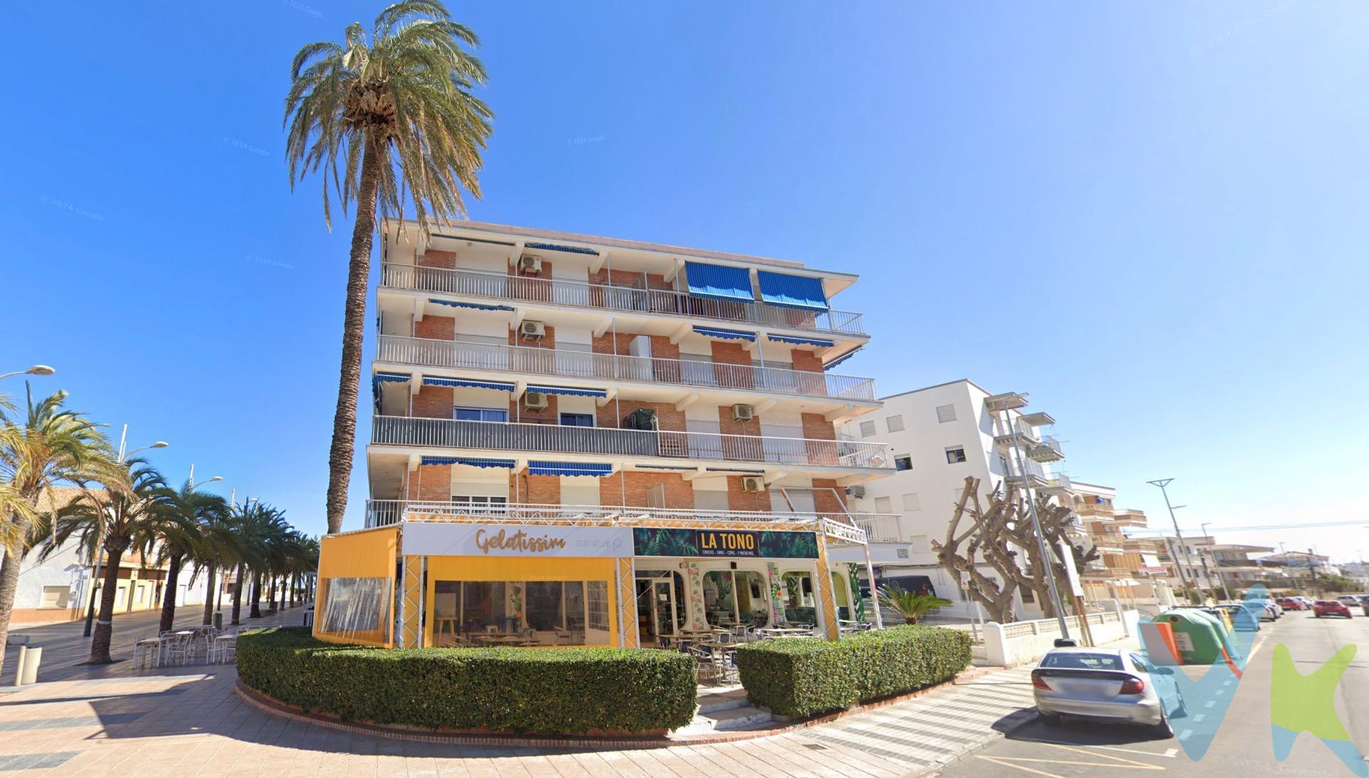 Estás buscando un apartamento en playa  y quieres empezar a disfrutar de tus vacaciones sin tener que esperar a reformas. Este apartamento situado a escasos metros del mar, en primera planta y con ascensor, es el indicado para que empieces a disfrutar del verano. Dispone de tres dormitorios, cocina independiente, lavadero en el patio, 1 baño, salón comedor y terraza de 7.88 x 7.86 m. El apartamento necesita mejoras de actualización, pero es perfectamente habitable con una mano de pintura y a su favor diremos que dispone de luz y agua. Detalles de ubicación: junto a club náutico🚣🏻,  restaurantes 🍽, supermercado, farmacia , club de tenis🥎 y a tan solo 2 km de la población. ¡No esperes a pasar otro verano, ya tendrás tiempo de reformas, ven a playa Pau Pi, galardonada un año más con bandera azul y empieza tu aventura!. Apartamento en Oliva zona Playa, 58.00 m. de superficie, 5 m2 de cocina, 14 m2 de comedor, 3 habitaciones dobles,  un baño, propiedad en Buen estado, cocina solo muebles, carpintería interior de madera, orientación este oeste, suelo de gres, carpintería exterior de aluminio. Extras: 2ª mano, ascensor, balcón, esquina, galería, luminoso, playa, salon-comedor, soleado, techos altos, terraza, autobuses, árboles, costa, parques, supermercados, vistas despejadas. P.V.P. IMPUESTOS Y TASAS NO INCLUIDOS (IVA, ITPAJD) NO INCLUIDOS GASTOS DE NOTARÍA Y REGISTRO. 