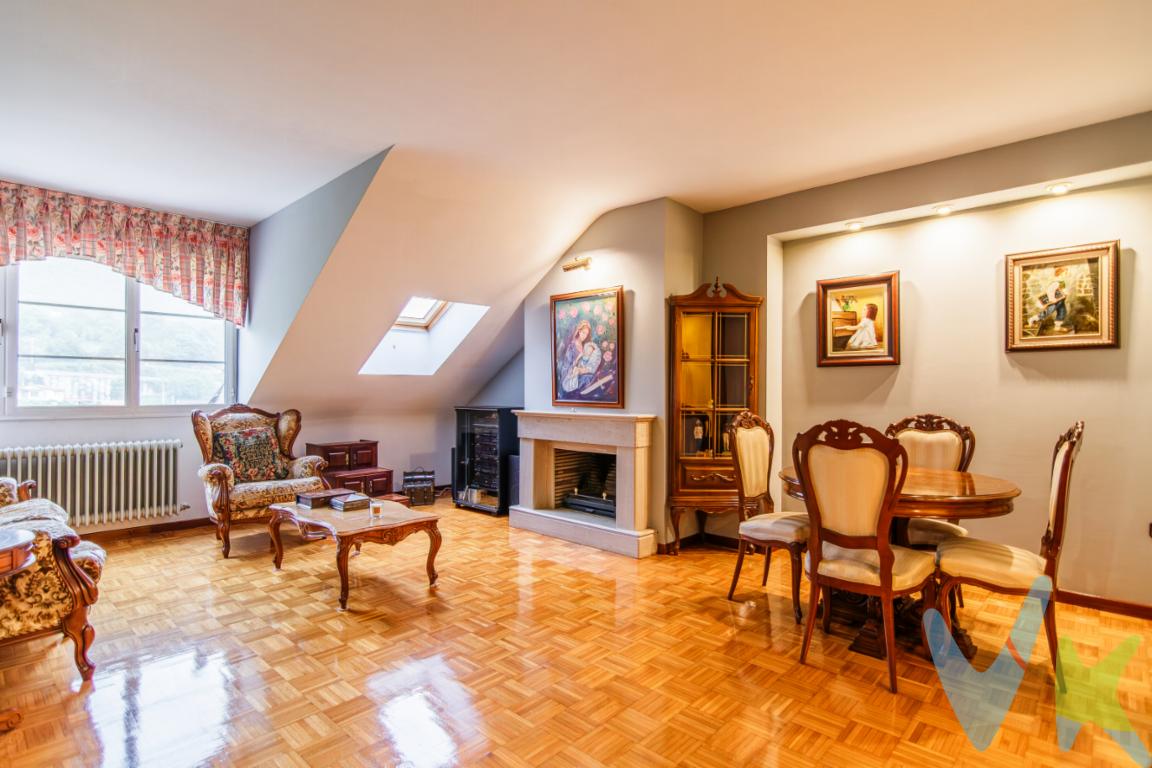 Situado en el corazón de Campomanes, se encuentra este impecable piso de 81 metros útiles, una vivienda que destaca de inmediato por su extraordinaria luminosidad y un estado de conservación que permite entrar a vivir hoy mismo. Nada más entrar, la sensación de hogar es total gracias a una portería de alta calidad y una cuidada selección de materiales que marcan la diferencia.  Las habitaciones y el pasillo lucen un elegante suelo de parquet, mientras que las zonas de agua han sido revestidas con cerámica de alta calidad, garantizando durabilidad y una estética impecable.  El salón, amplio y acogedor, cuenta con su propia chimenea, creando un ambiente cálido y único para las tardes de invierno. Al ser una vivienda totalmente exterior, regala vistas despejadas al paisaje asturiano y luz natural durante todo el día, algo que se disfruta especialmente en sus dos terrazas de 5 metros cuadrados cada una, ideales para relajarse al aire libre. Además, la casa está pensada para el máximo confort: cuenta con la preinstalación de hilo musical en todas las estancias y ventanas de aluminio con doble acristalamiento que aseguran un aislamiento térmico y acústico excelente. Un aspecto diferencial es su i sistema de calefacción: utiliza una cocina de carbón o leña como centro neurálgico para suministrar un calor constante y tradicional a los radiadores de toda la casa. Para mayor funcionalidad, dispone también de calentador de gas y eléctrico, permitiendo tener agua caliente en verano con total comodidad y sin necesidad de encender la cocina principal.  La propiedad se completa con un garaje privado cerrado con zona de almacenamiento y dos carboneras independientes, una ventaja excepcional para organizar vehículos y pertenencias.   Campomanes ofrece una calidad de vida envidiable con todos los servicios (centro de salud, farmacia, comercios) y una conectividad estratégica por tren, autobús y carretera con las principales ciudades de Asturias.   Es la opción ideal para quienes buscan amplitud, calidez y conexión con la naturaleza.      Información Legal:  El precio de venta no incluye los gastos e impuestos derivados de la operación. Corresponden al comprador el pago del Impuesto sobre Transmisiones Patrimoniales (ITP), calculado sobre el valor más alto entre el precio de venta y el valor de referencia catastral, así como los honorarios de notaría y registro según aranceles oficiales, teniendo el comprador libertad para elegir notario. Para consultar los porcentajes del ITP en Asturias puede hacerlo a través de la web oficial de servicios tributarios del Principado de Asturias: https://sede.tributasenasturias.es/sites/sede/default/es_ES/Que-quieres-hacer/Transmisiones-Patrimoniales-y-AJD. Asimismo, el comprador asumirá los gastos de tasación y costes bancarios si precisa hipoteca. Por su parte, el vendedor asumirá el pago de la plusvalía municipal y los honorarios de intermediación. Este anuncio es meramente informativo y los interesados tienen derecho a solicitar la documentación adicional del inmueble conforme a la normativa vigente.