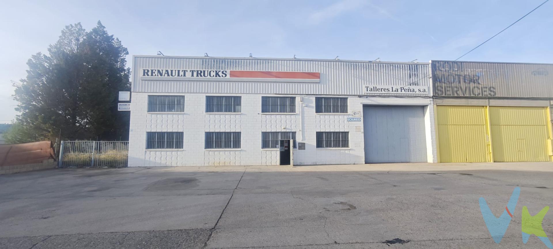 Nave industrial en Calatayud – Excelente ubicación junto a la A-2 y N-234. Se vende amplia nave industrial de 1.000 m² diáfanos sin columnas, en parcela  de 1600 m². Ideal para cualquier tipo de actividad. Dispone además de 600 m² de terreno exterior vallado, perfecto para maniobras, aparcamiento o almacenamiento. La nave cuenta con zona de oficinas, vestuarios y baños, totalmente acondicionados. Ubicación inmejorable: situada junto al enlace de la autovía A-2 y la carretera N-234, a pocos minutos de una estación de servicio, zona comercial y deportiva, lo que garantiza comodidad y fácil acceso logístico. Una oportunidad ideal para empresas que buscan espacio, funcionalidad y excelente comunicación. El precio no incluye impuestos, gastos de notaría, registro ni honorarios de intermediación. Este anuncio tiene carácter informativo y no es contractual. Puede estar sujeto a errores o modificaciones.