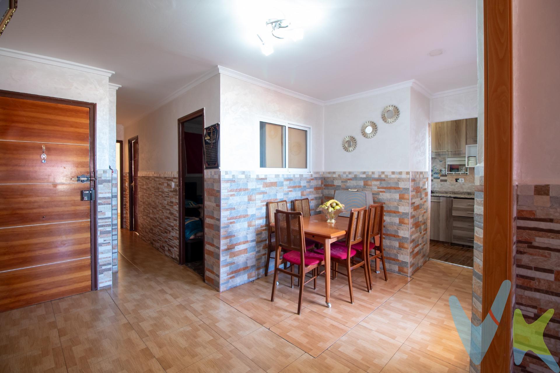 Si buscas un cuarto piso en La Pobla Llarga que lo tenga todo, ¡este te va a encantar! Es un hogar acogedor y lleno de posibilidades. Entrando, tienes un salón-comedor amplio donde puedes relajarte o montar esas reuniones con amigos que tanto disfrutas. La terraza es una joyita: ideal para tomar el sol, cenar al aire libre o simplemente desconectar. Cuenta con un baño completo, cómodo y práctico, perfecto para toda la familia. Las habitaciones están bien distribuidas: dos individuales ideales para los peques, una oficina o lo que necesites, y una habitación doble para que descanses a lo grande. La cocina es independiente y además, tiene una galería que viene genial como zona de lavado o para guardar lo que no quieres a la vista. Lo mejor es que tiene ascensor, así que olvídate de las escaleras y sube con total comodidad, ¡especialmente útil para el día a día! Al estar en un cuarto piso, tienes esa tranquilidad que da estar lejos del bullicio y, al mismo tiempo, disfrutar de buena luz natural. ¡Es el rincón perfecto para empezar una nueva etapa en un pueblo lleno de encanto!. El inmueble se encuentra certificado con el sello de ASICVAL el único sello de garantía del sector que asegura a los consumidores que las propiedades comercializadas cuentan con toda la información y documentación exigida por la normativa actual . ¿A que estas esperando? Llámanos y concertamos visita. Teléfono 961 72 45 35. www.grupo-vive.com. oficinavivealzira@gmail.com. Impuesto de Transmisión Patrimonial, gastos de notaría, Registro de la Propiedad y Honorarios inmobiliarios no incluidos en el precio de venta. . . 