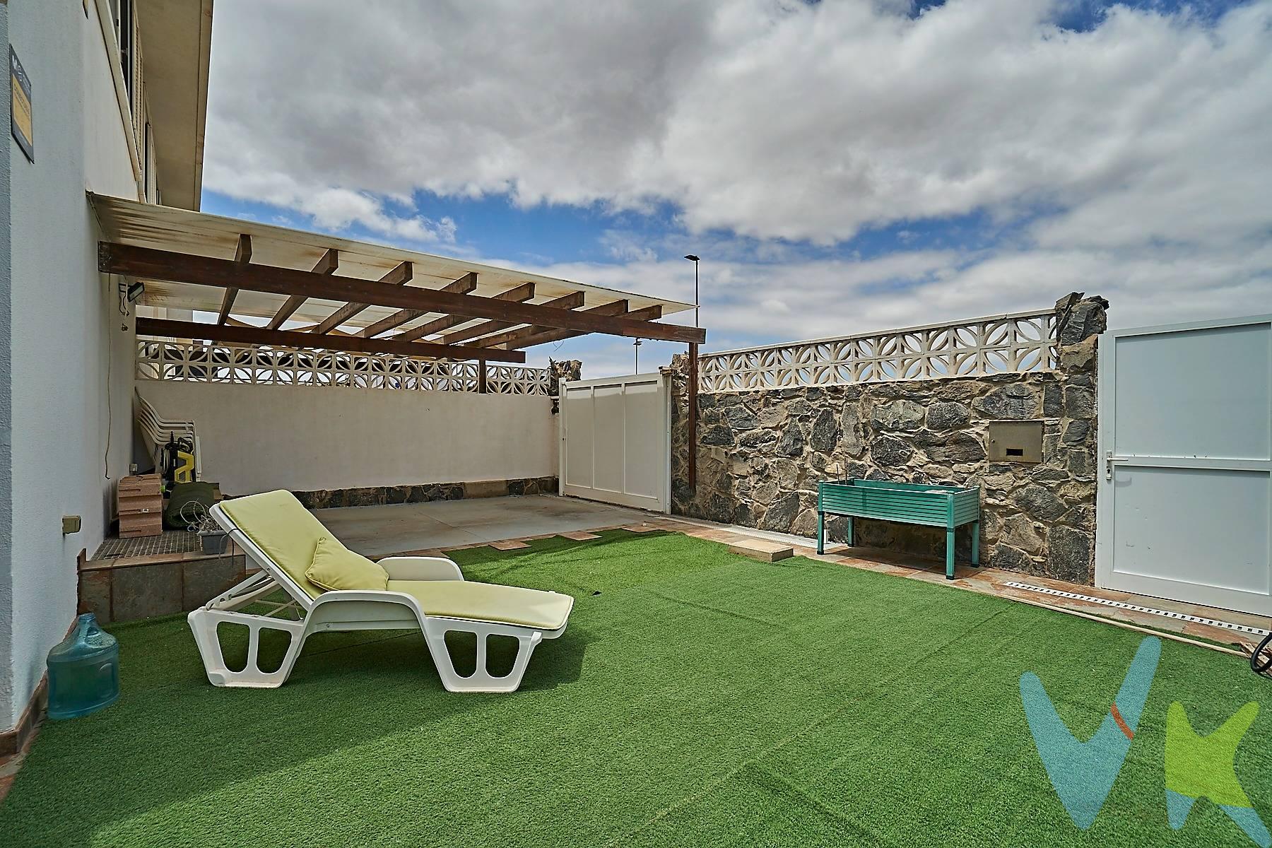 Les presento este espléndido chalet pareado, ubicado a tan solo 200 metros de la playa de El Burrero, en Ingenio, una zona tranquila y cada vez más valorada por su cercanía al mar y su excelente conexión con el resto de la isla. Vivir aquí le permitirá disfrutar de un estilo de vida relajado, cerca de una playa poco masificada ideal para el surf, y con acceso rápido a la autopista, lo que le sitúa a medio camino entre la capital, Las Palmas de Gran Canaria, y la zona turística del sur de la isla, Maspalomas. Además, está a un paso de Vecindario, zonas comerciales y el aeropuerto, por lo que también puede resultar interesante como inversión para alquiler vacacional o estancias de corta duración. La vivienda se encuentra en una parcela que ofrece una cómoda zona exterior de aproximadamente 60 m², con una parte cubierta de unos 20 m² que permite disfrutar de comidas al aire libre durante todo el año, sin preocuparse por la climatología. En la misma parcela hay espacio para aparcar cómodamente dos vehículos. En el semisótano encontramos un amplio espacio diáfano de 64,40 m², con ventanas altas y ventilación exterior. Se trata de un área polivalente que puede convertirse en gimnasio, zona de juegos, taller, trastero o incluso un apartamento adicional si se desea. La planta baja se distribuye a través de un espacioso recibidor, que conecta con un aseo, una cocina independiente completamente amueblada y equipada con electrodomésticos, una práctica solana con espacio de almacenamiento, y una despensa. En el lado opuesto del recibidor se encuentra un salón muy amplio y luminoso, con espacio para comedor y grandes ventanales que llenan la estancia de luz natural. A través de una escalera cómoda y bien integrada, se accede a la planta superior, donde se ubica el dormitorio principal con baño en suite y vestidor, así como otros dos dormitorios dobles con armarios empotrados y un segundo baño completo. La propiedad está en muy buen estado de conservación y no necesita reformas para entrar a vivir, salvo las pequeñas mejoras que usted desee hacer para personalizarla a su gusto. Se trata de una construcción sólida, con buenos materiales y detalles que aportan confort y funcionalidad en el día a día. Si desea más información o concertar una visita, no dude en llamarnos. En breve dispondremos de planos y tour virtual 360º para que pueda conocerla al detalle desde casa. Los gastos de impuestos, registro, notaría y cualquier otro derivados de la compraventa no están incluidos en el precio de venta.