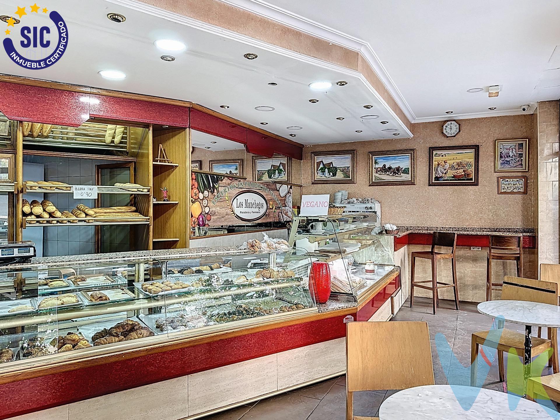 Si busca un local comercial amplio, versátil y con excelente visibilidad, este inmueble representa una oportunidad ideal para implantar o ampliar cualquier actividad orientada a la atención al público, servicios, retail o uso mixto. Ideal también para un supermercado express. Características del local. Superficie total: 415 m² en una sola planta, diáfana y funcional, con múltiples posibilidades de distribución. Fachada comercial: 10 metros lineales totalmente acristalados, que garantizan una excelente exposición, iluminación natural y presencia de marca. Equipamiento técnico: salida de humos profesional y sistema de persianas automáticas. Zona exterior: patio posterior privado, con diferentes opciones de uso como apoyo operativo, zona técnica o área auxiliar. Configuración y potencial del espacio. El local destaca por su distribución eficiente, que permite adaptar el espacio a distintos modelos de negocio o dividirlo en áreas independientes según las necesidades de la actividad:. 1. Zona principal de atención al público o exposición Espacio amplio y representativo, ideal para comercio, showroom, atención comercial o servicios. 2. Zona operativa o técnica Área preparada para actividades que requieran instalaciones específicas o espacio de trabajo interno. 3. Infraestructura de personal Vestuarios y dos aseos completos, ya integrados en el local. Ventajas clave del inmueble. Ubicación consolidada, en un entorno con alto tránsito peatonal y actividad comercial estable. Alta versatilidad de uso, apto para comercio, servicios profesionales, restauración, exposición o actividades híbridas. Excelente visibilidad, gracias a su amplia fachada acristalada. Posibilidad de división en dos locales comerciales independientes, ya que se trata de dos fincas unidas, cada una con su propia finca registral y referencia catastral. Un local con gran potencial para desarrollar un proyecto comercial sólido y escalable en una de las zonas con mayor dinamismo de la ciudad. VENTA:. PVP 395.000€.  Gastos e impuestos no incluidos en el precio. La compra conlleva impuestos y gastos de formalización para el comprador. A título orientativo se informa que en segundas transmisiones el ITP con carácter general en  Valencia es del 9%, pudiendo existir otros tipos impositivos atendiendo a las circunstancias  personales del comprador u otras circunstancias previstas legalmente. Base imponible del impuesto el mayor valor entre el precio de compraventa, la tasación o el valor de referencia catastral. En cuanto a los gastos de notaría y registro, en su caso,  suelen oscilar aprox; entre 1,5% y 2,5% (aranceles variables según precio, n.º de copias y complejidad). El comprador elige notario. Si el comprador precisase de hipoteca: tasación, condiciones y costes bancarios serán según entidad elegida por el comprador, así como los gastos de gestoría, y cualesquiera otros gastos inherentes a la formalización de la compraventa que legalmente correspondan a la parte compradora, salvo pacto expreso en contrario con el vendedor. El consumidor tiene, conforme a la normativa vigente, a su disposición información y documentación adicional relativa al inmueble y condiciones de la compraventa, que podrá ser consultada en C/Joaquín Costa 4, bajo 46005 Valencia o urbe2@remax.es. Honorarios de mediación inmobiliaria a cargo del  COMPRADOR: (3% del precio final de venta más IVA (21%), salvo otro pacto.); y de VENDEDOR (según acuerdo con el mismo). . Se informa al consumidor que la agencia actúa como intermediaria inmobiliaria en la operación, estando cualquier eventual compraventa y sus condiciones sujeta a la aceptación expresa del propietario-vendedor y a la posterior formalización del correspondiente contrato.